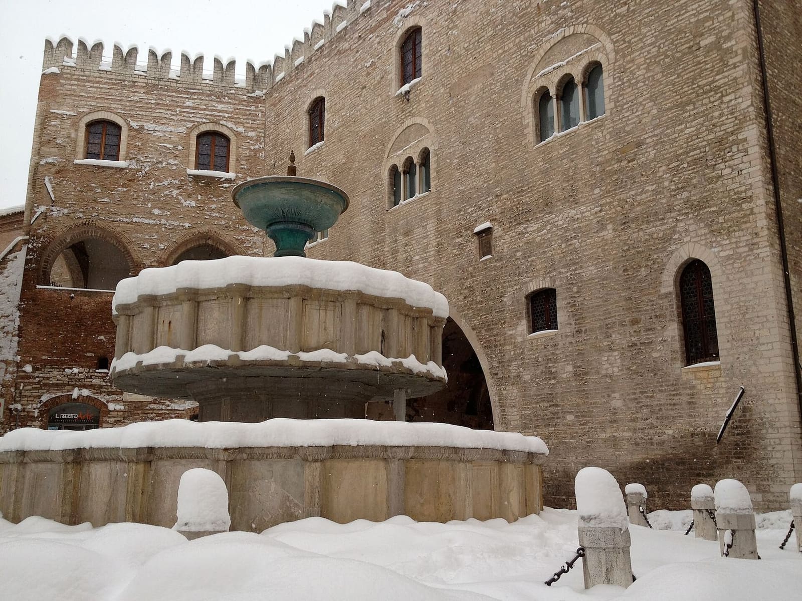 la fontana Sturinalto e il Palazzo del Podestà sotto la neve