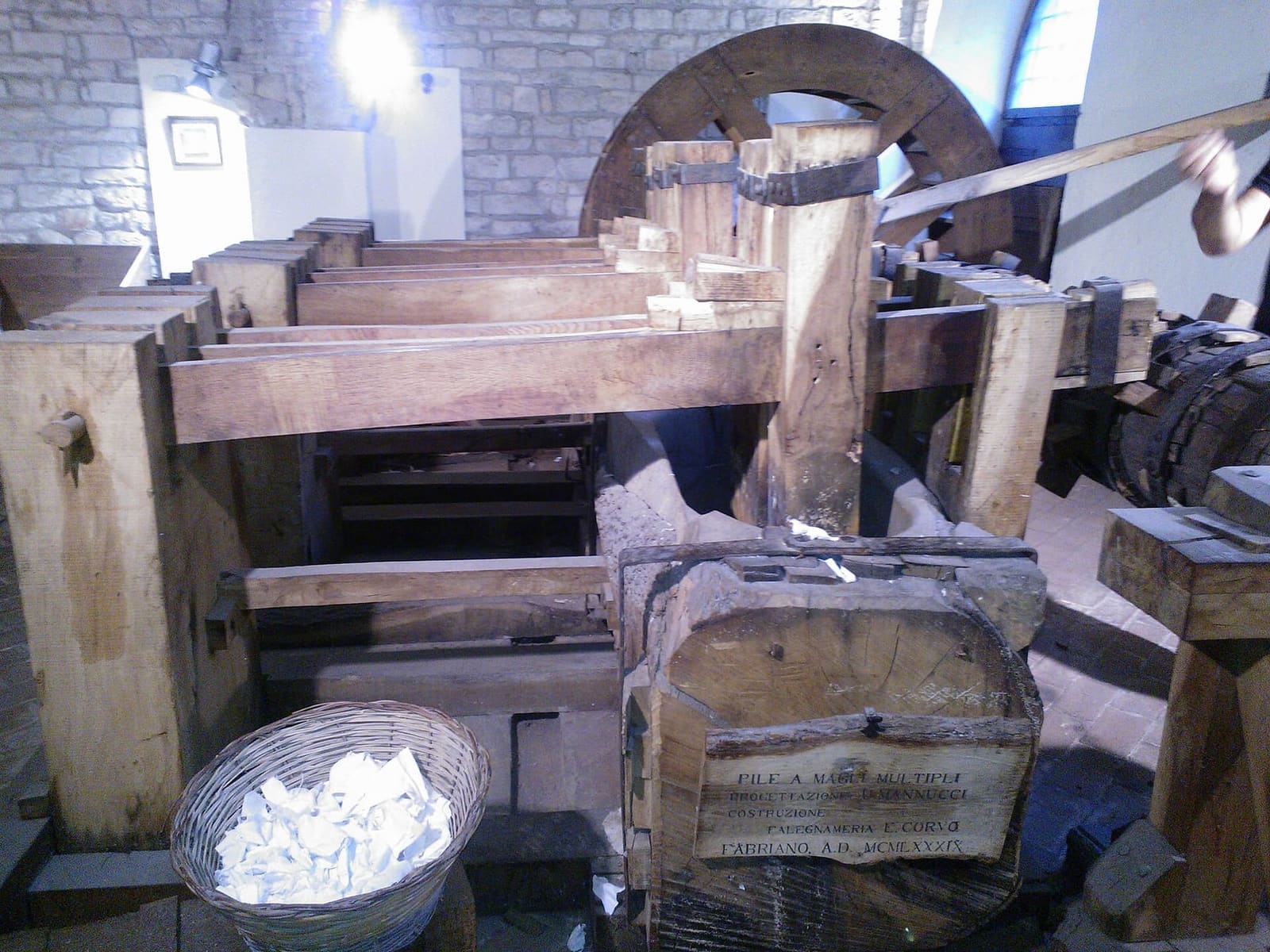 la gualchiera ricostruita nel museo, con i magli di legno che battevano gli stracci per farne la pasta della carta