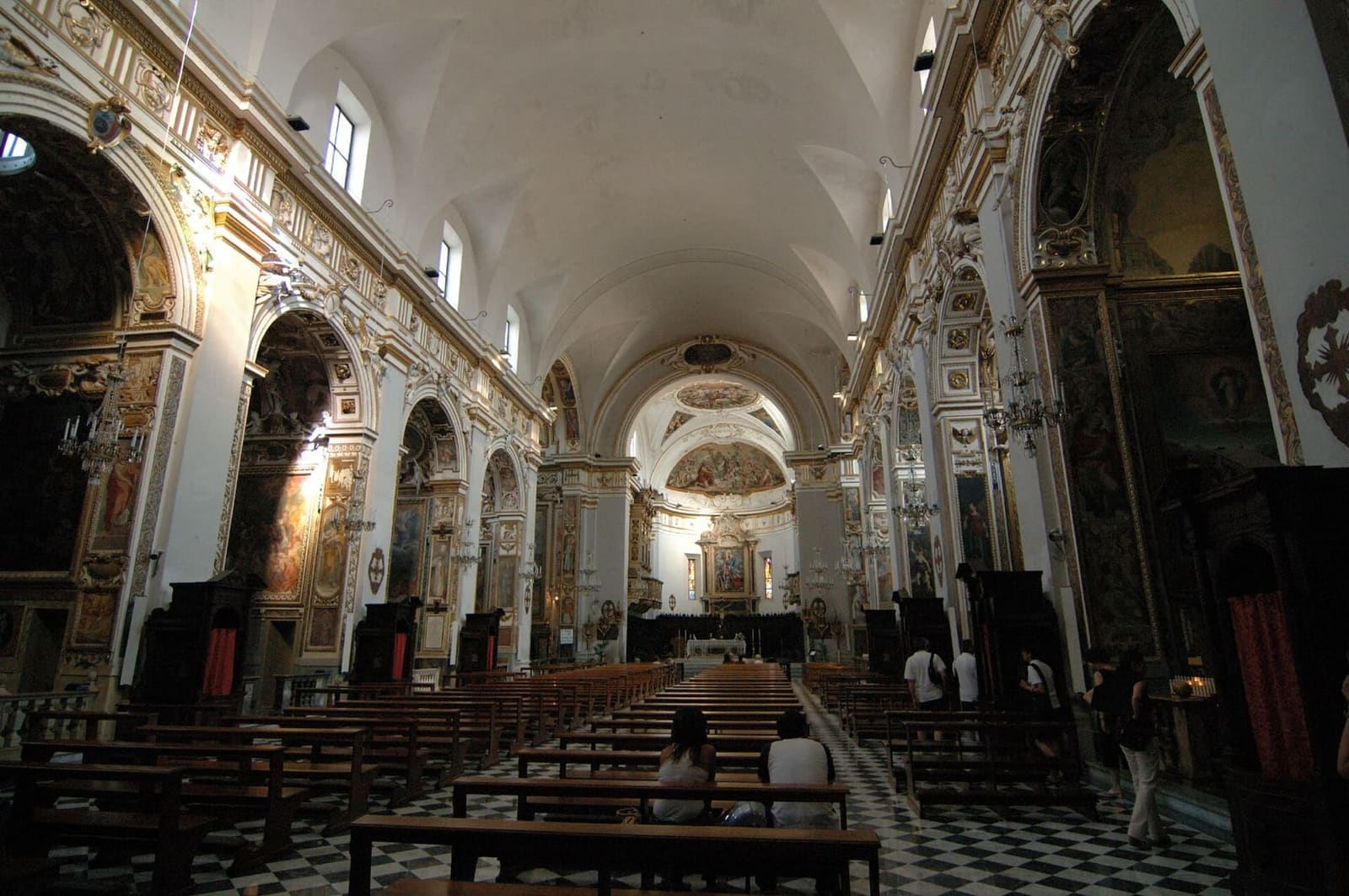 la navata centrale della cattedrale, con gli altari dorati lungo i lati