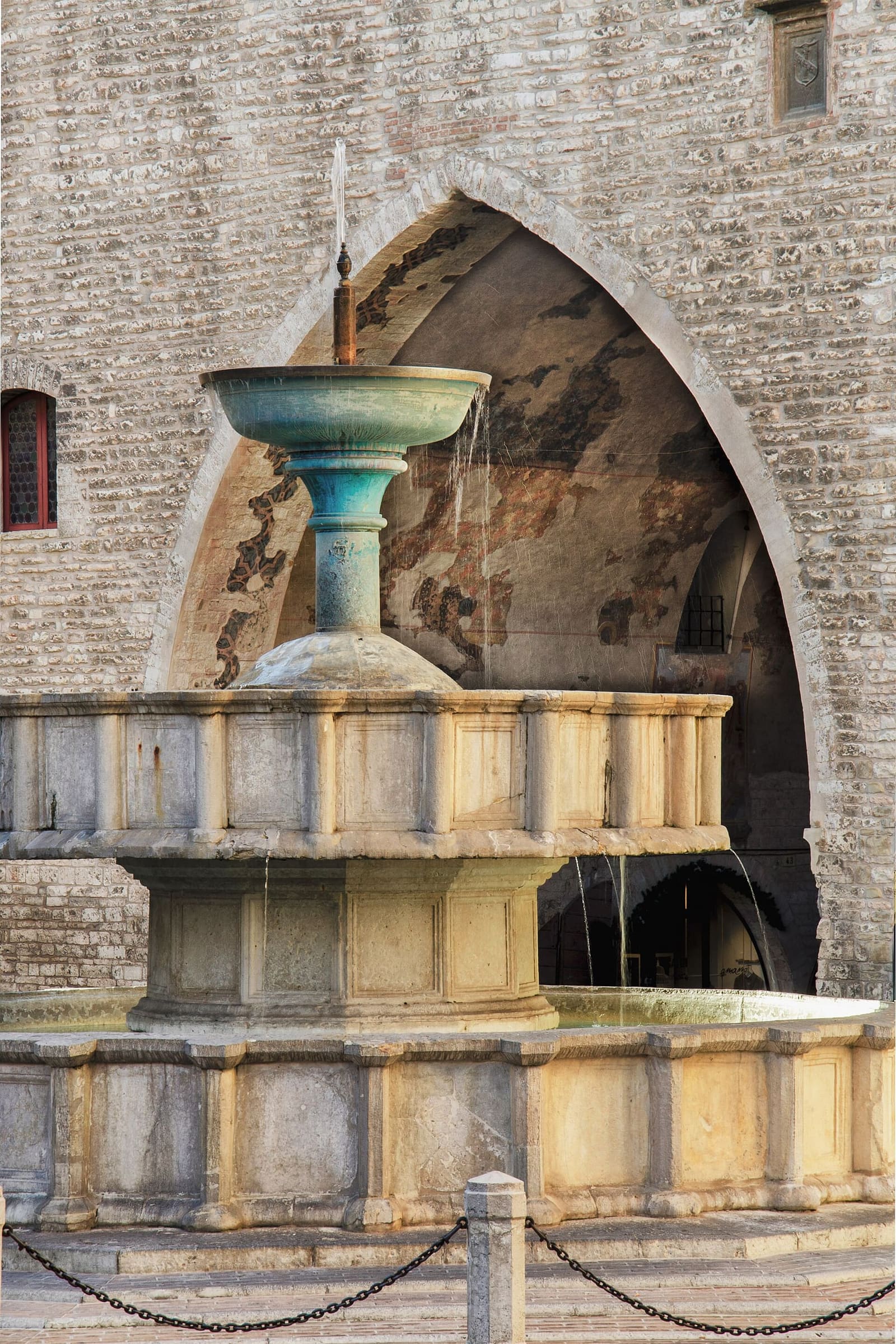 le vasche della fontana Sturinalto davanti al grande arco a sesto acuto del Podestà