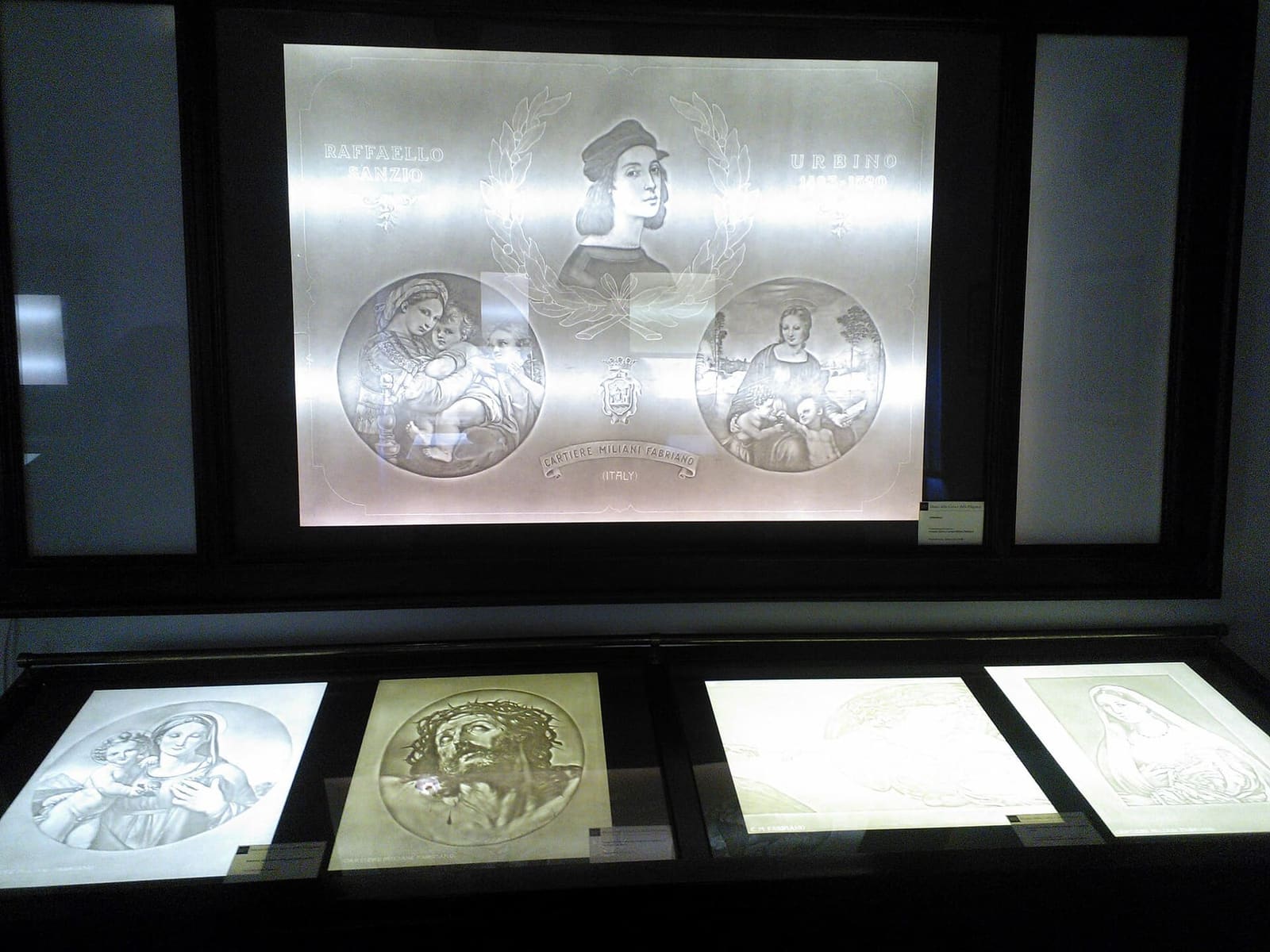 le filigrane in chiaroscuro del museo, illuminate da dietro perché il disegno dentro il foglio si veda in trasparenza