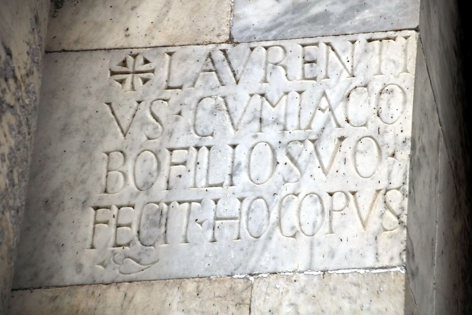 la firma incisa nel marmo del portale, Laurentius cum Iacobo filio suo fecit hoc opus, cioè Lorenzo con suo figlio Iacopo fece quest'opera