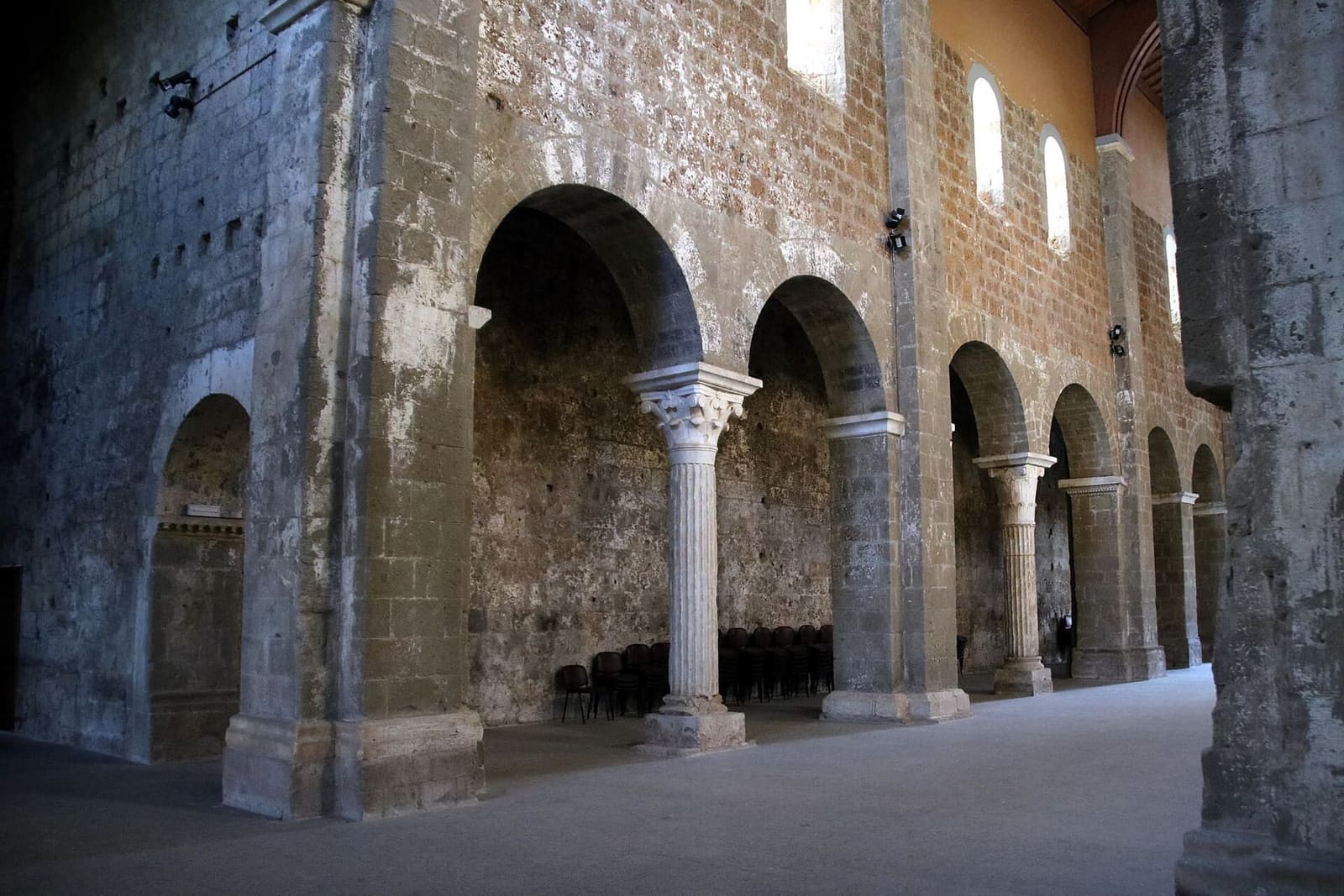 le arcate fra la navata centrale e quella laterale, con i pilastri di pietra che si alternano alle colonne