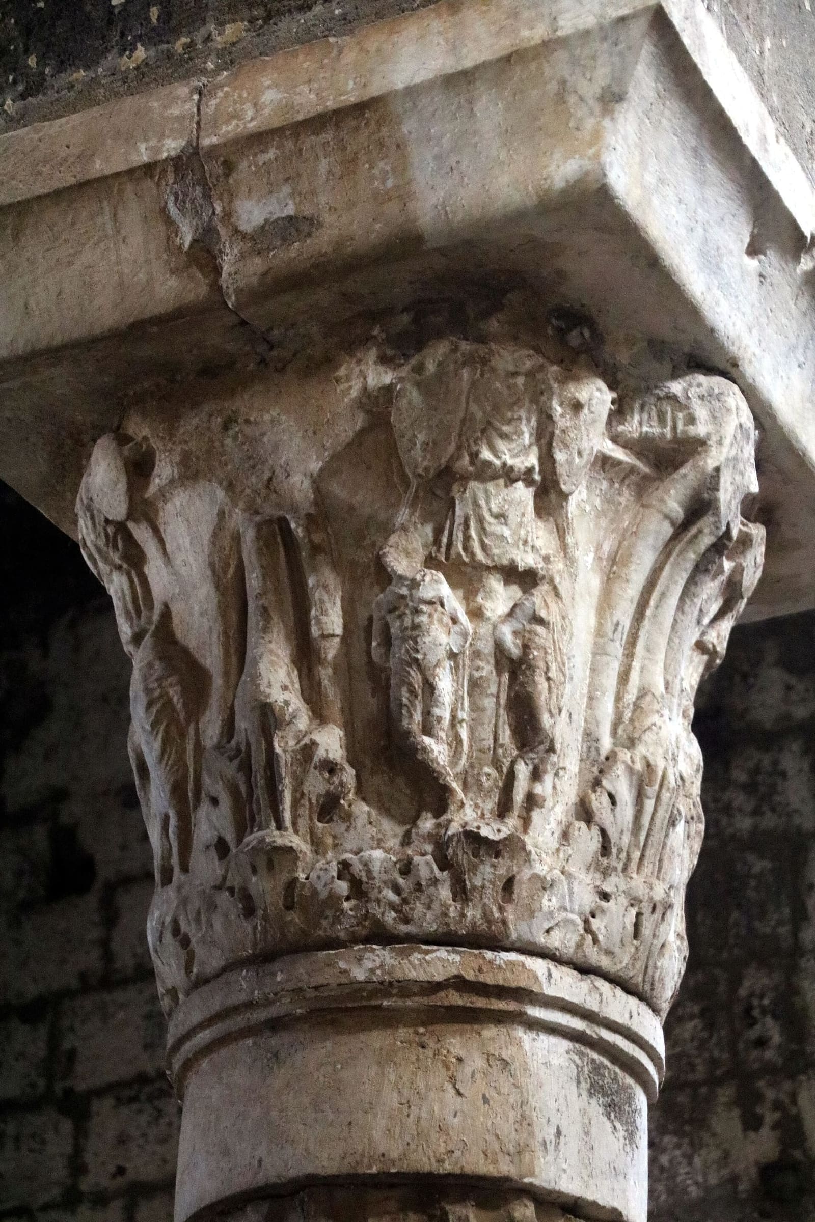 un capitello della navata, con una figura scolpita fra le foglie d'acanto