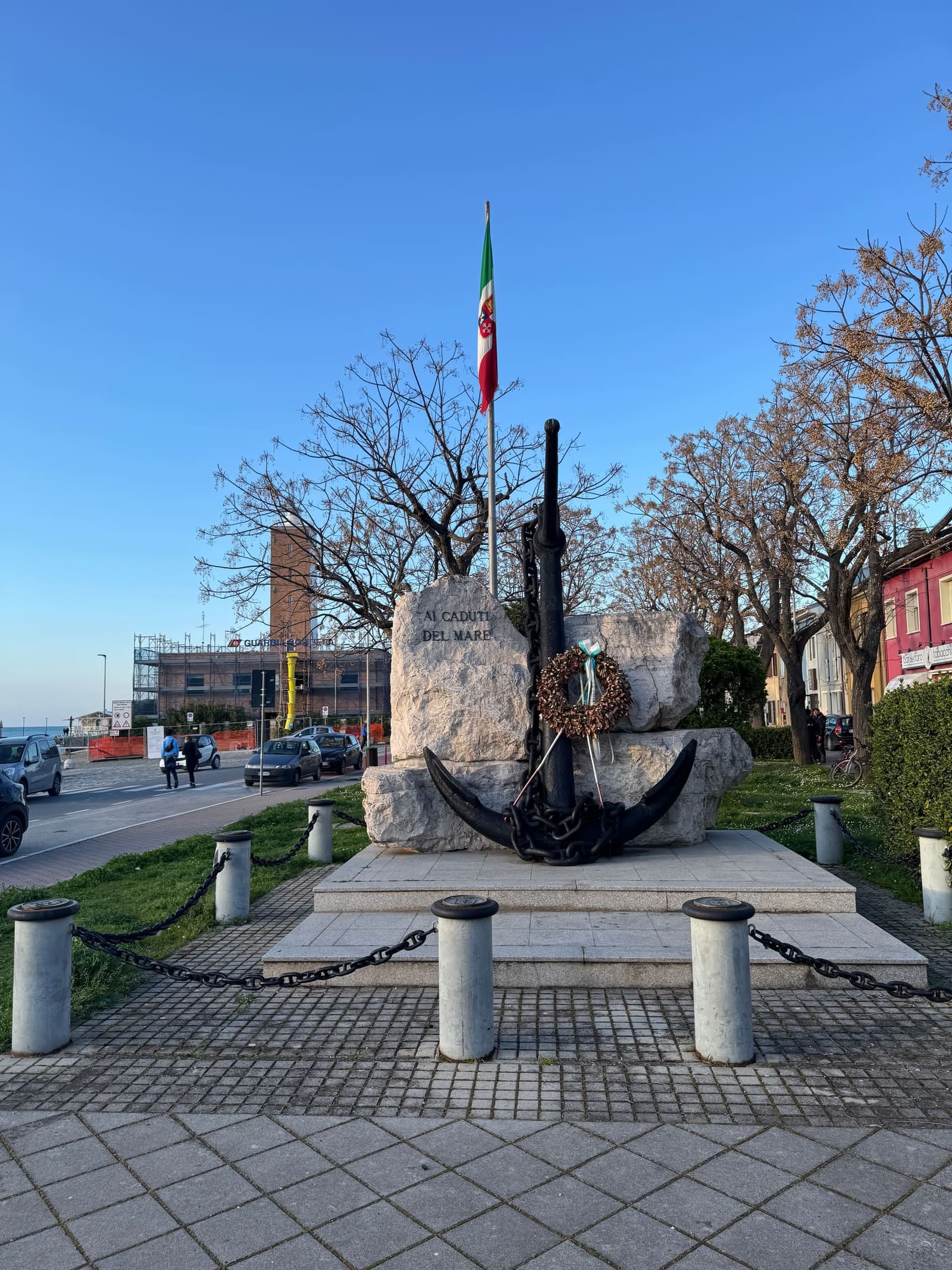 l'ancora del monumento ai caduti del mare, all'imbocco del molo