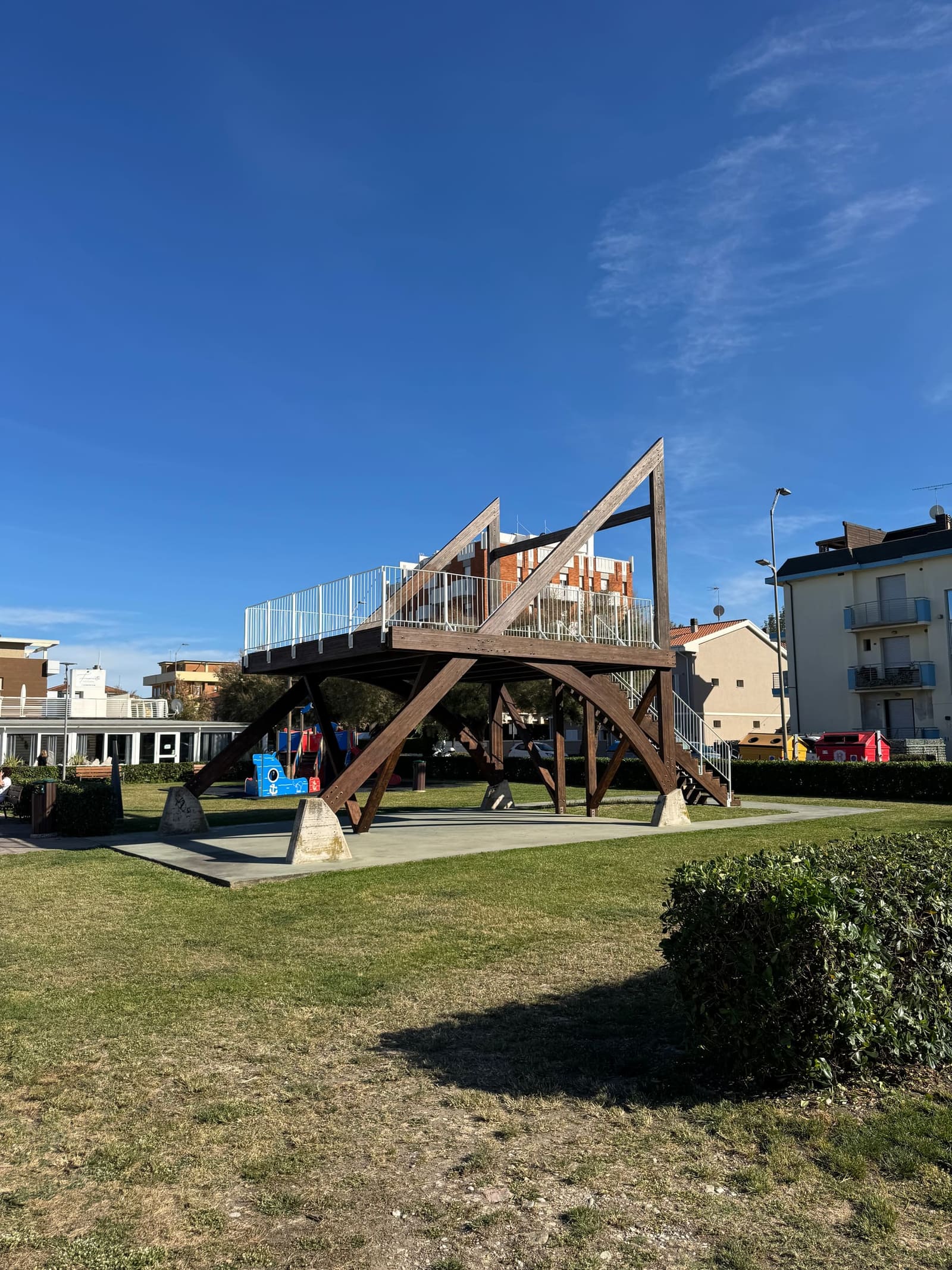 il parco del veliero, con la struttura di legno a forma di barca in mezzo al prato