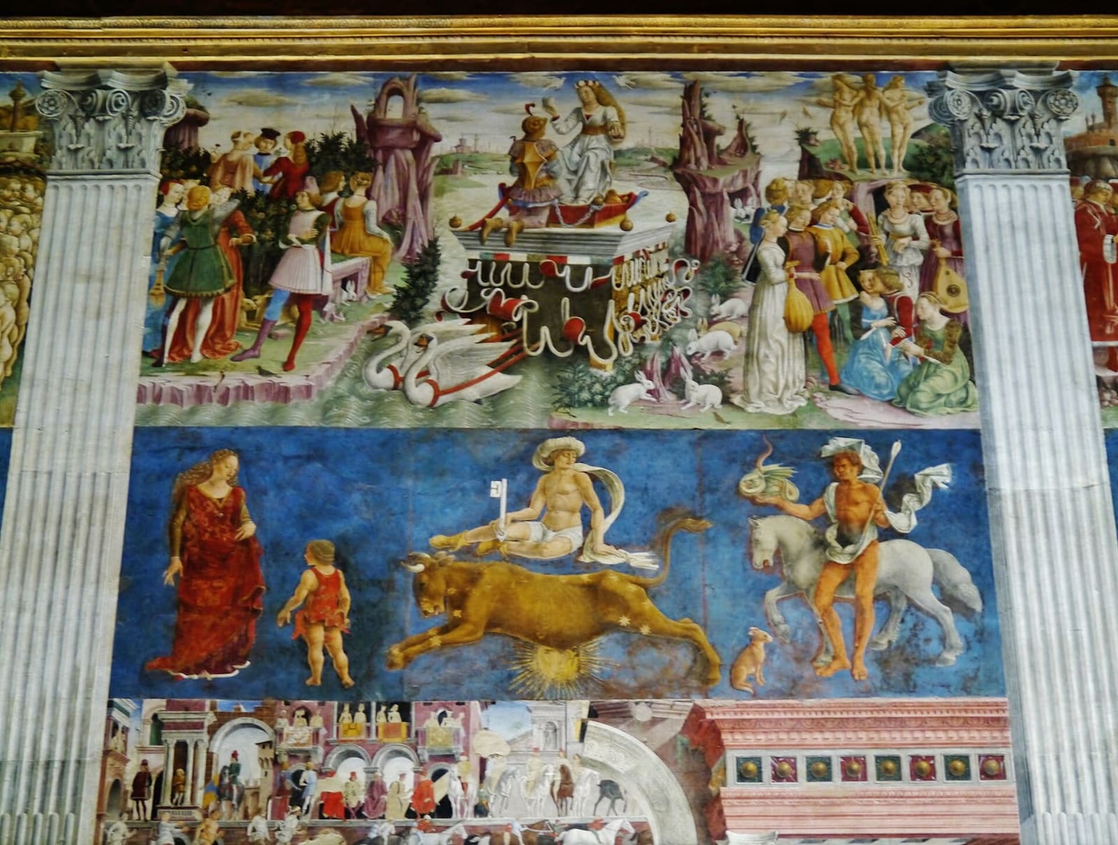 der Monat April im Salone dei Mesi, mit dem Triumph der Venus oben und dem Zeichen des Stiers im blauen Band