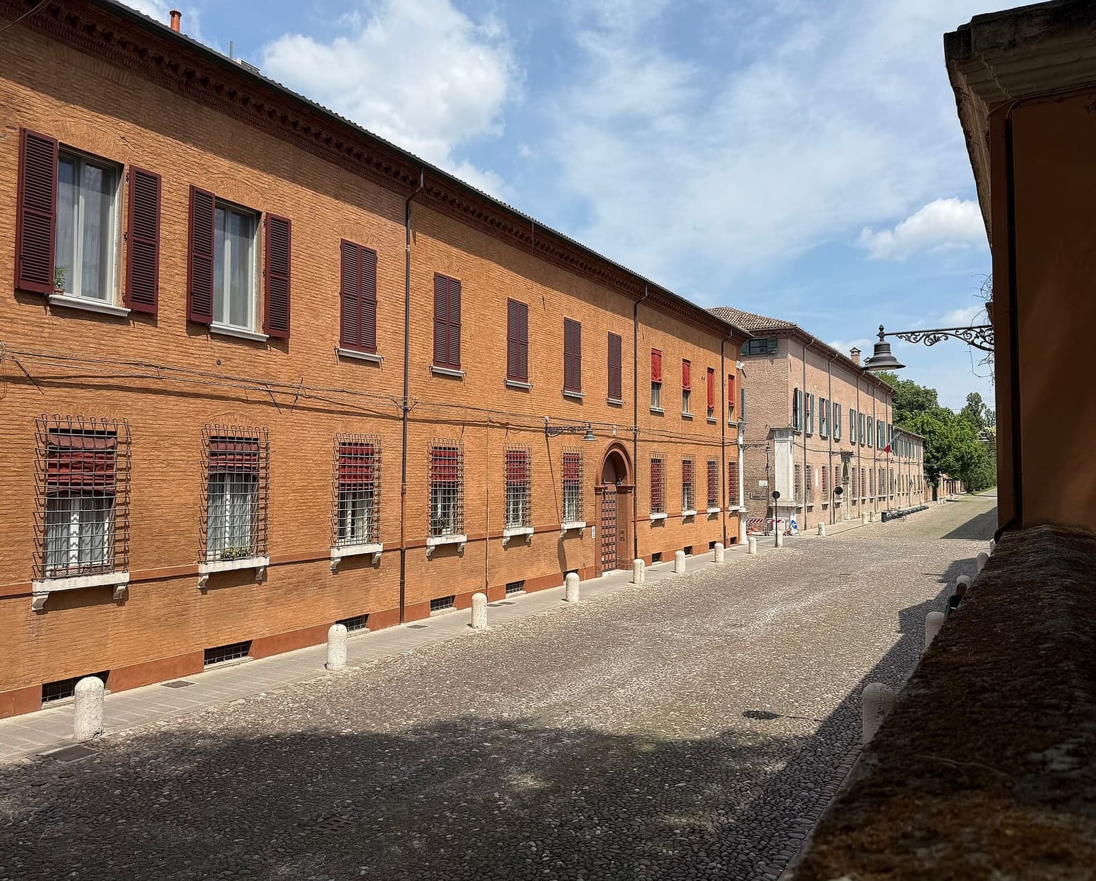der corso Ercole I d'Este, die gerade Straße der Addizione Erculea zwischen Palästen und Ziegelmauern