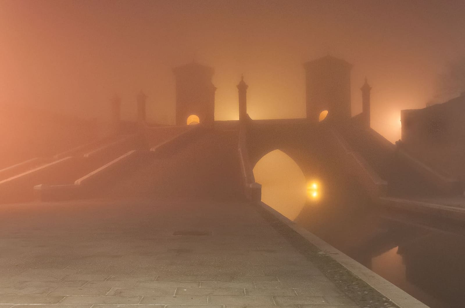 die Trepponti von Comacchio an einem Nebelabend im November