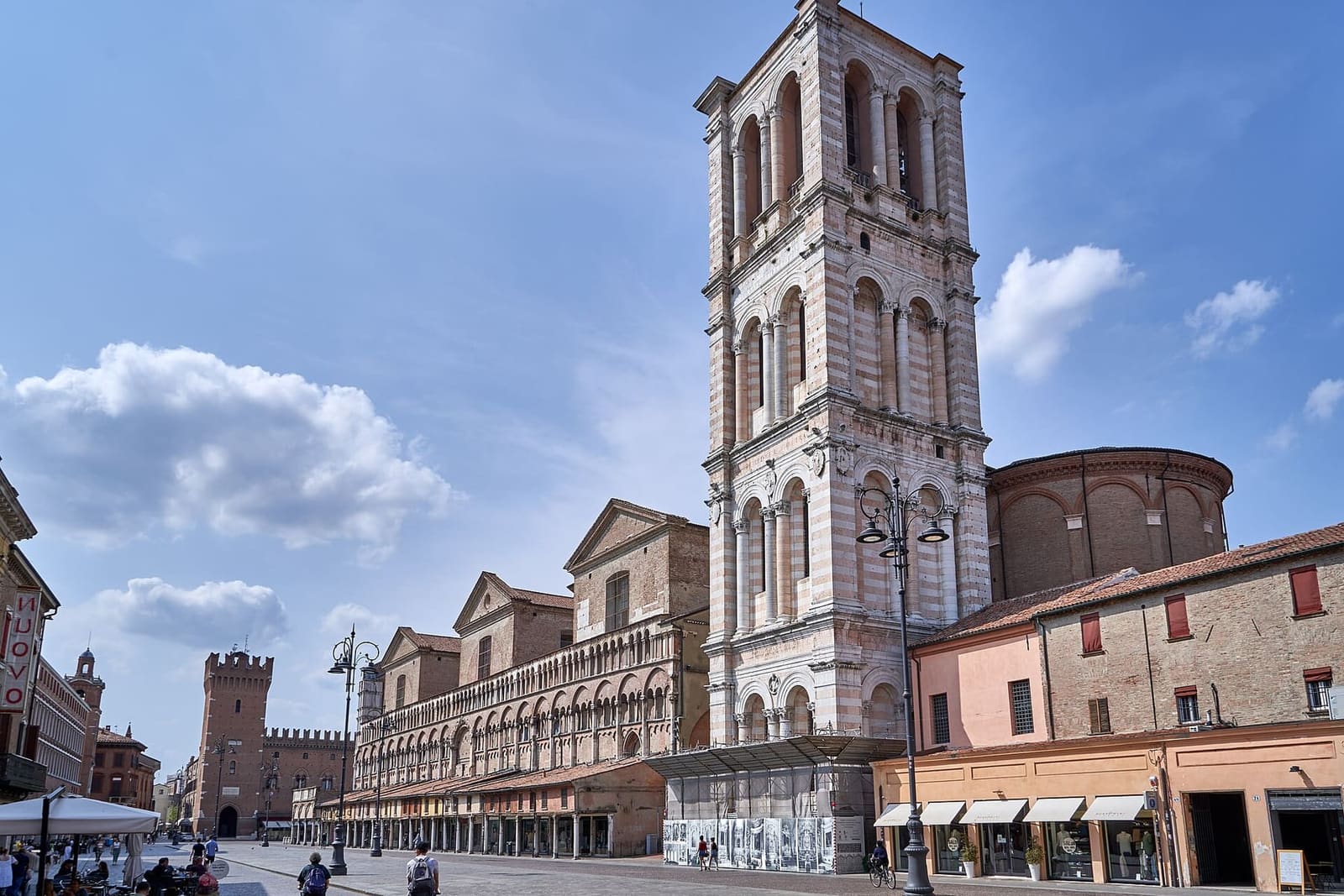 der unvollendete Glockenturm der Cattedrale di San Giorgio, mit der loggia dei Merciai an der Flanke