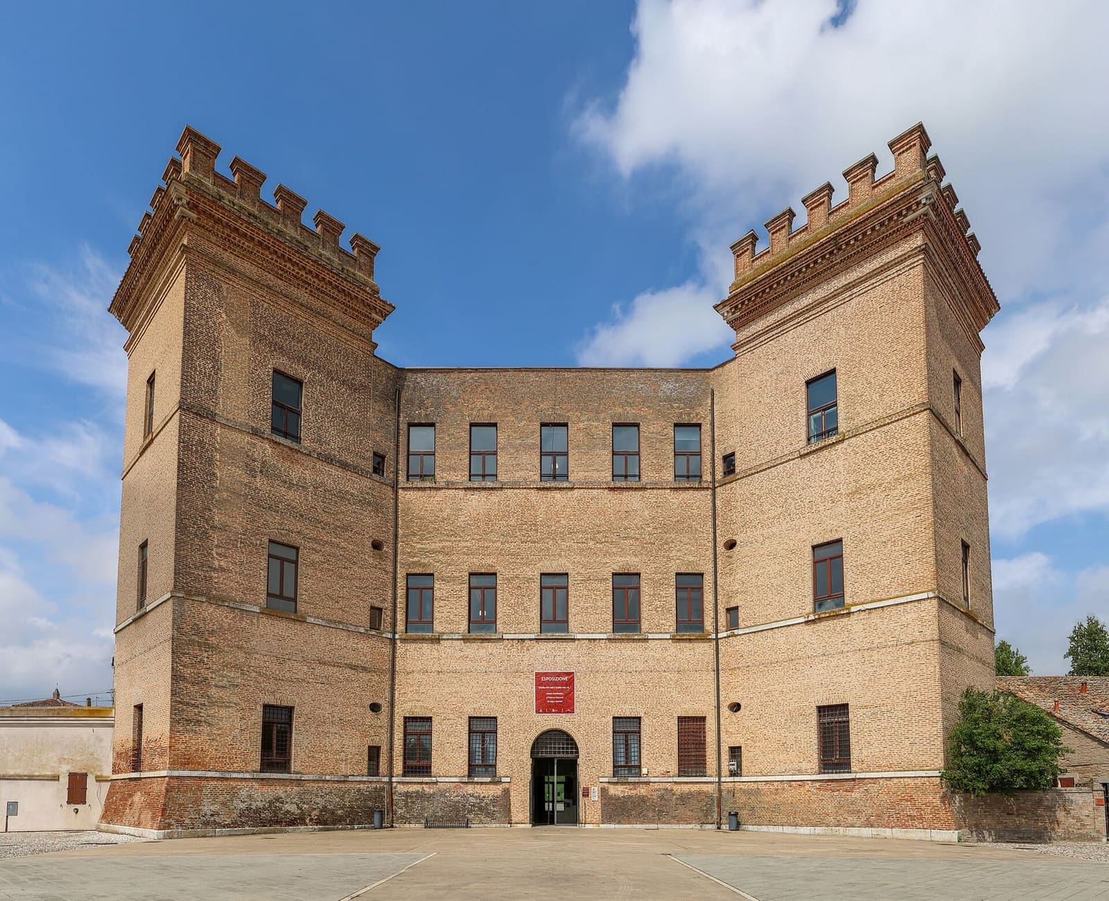 das Castello della Mesola, das Lustschloss der Este mit den vier zinnenbewehrten Türmen