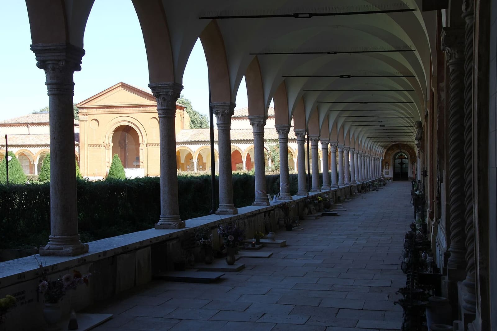 der lange Säulengang im Kreuzgang der Certosa, heute der monumentale Friedhof der Stadt