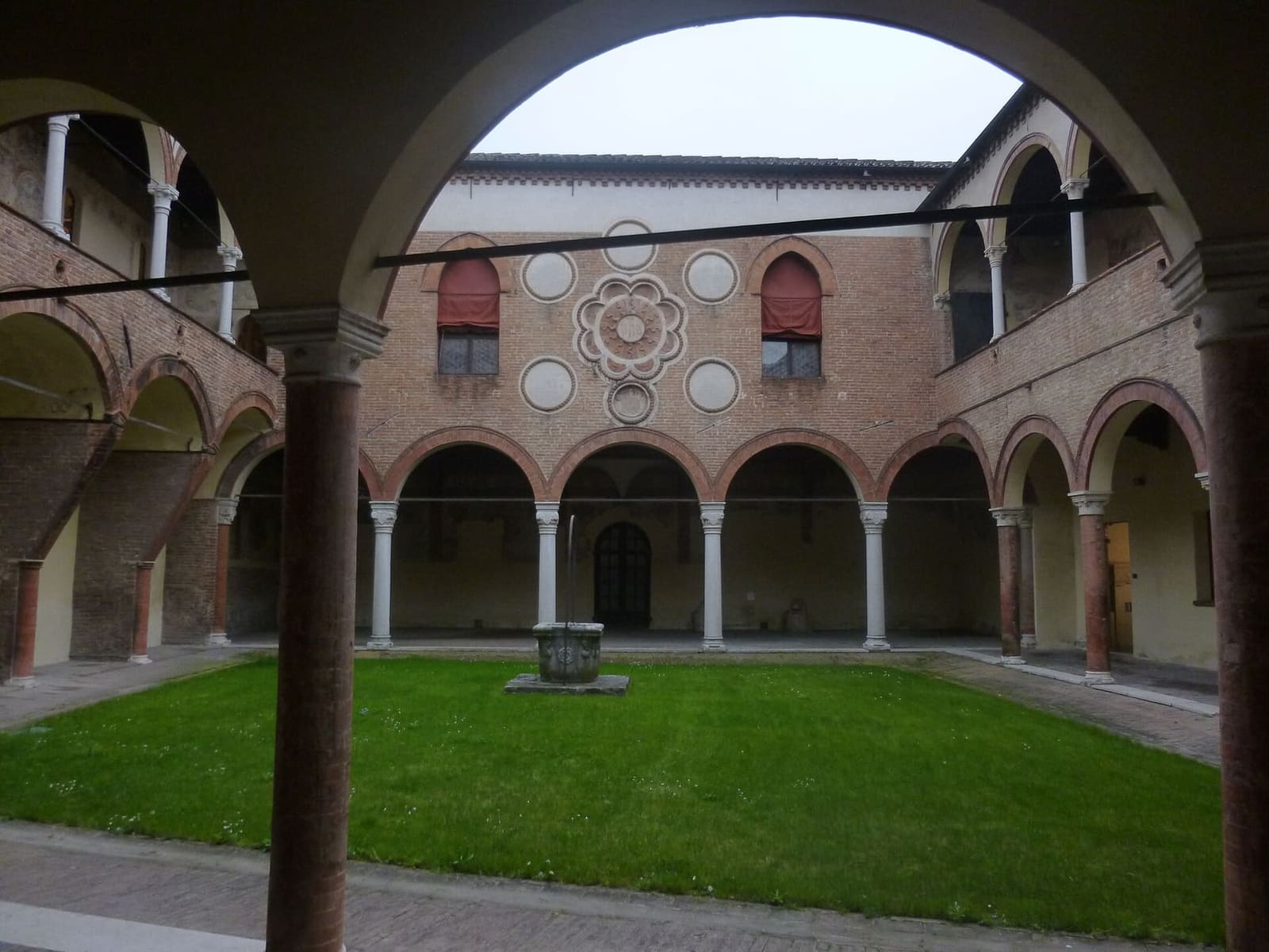 der Ehrenhof der Casa Romei mit der Loggia aus dem 15. Jahrhundert und dem Brunnen