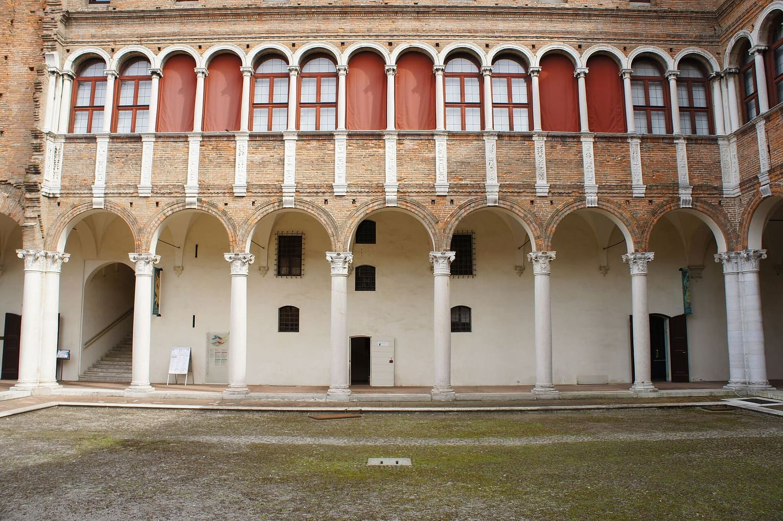 der Ehrenhof des Palazzo Costabili, Palazzo di Ludovico il Moro genannt, Sitz des Museo archeologico nazionale