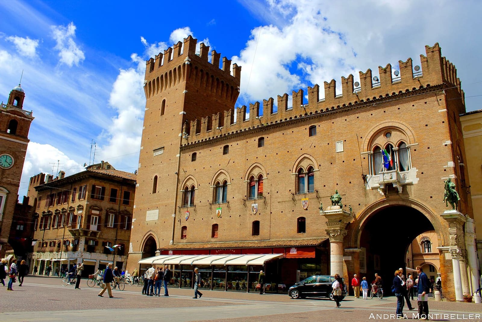 der Palazzo Municipale mit den Zinnen, dem Turm und dem Volto del Cavallo am Domplatz