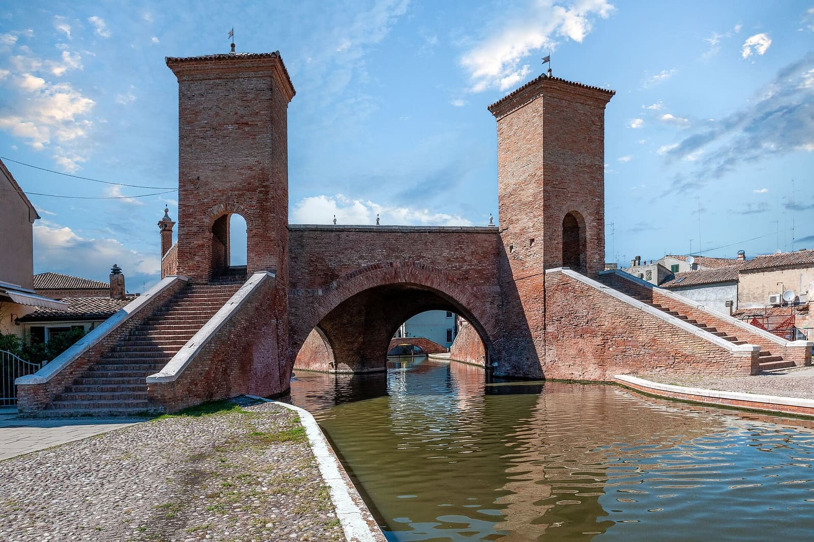 die Brücke der Trepponti in Comacchio, mit den Treppen und den zwei kleinen Wachtürmen
