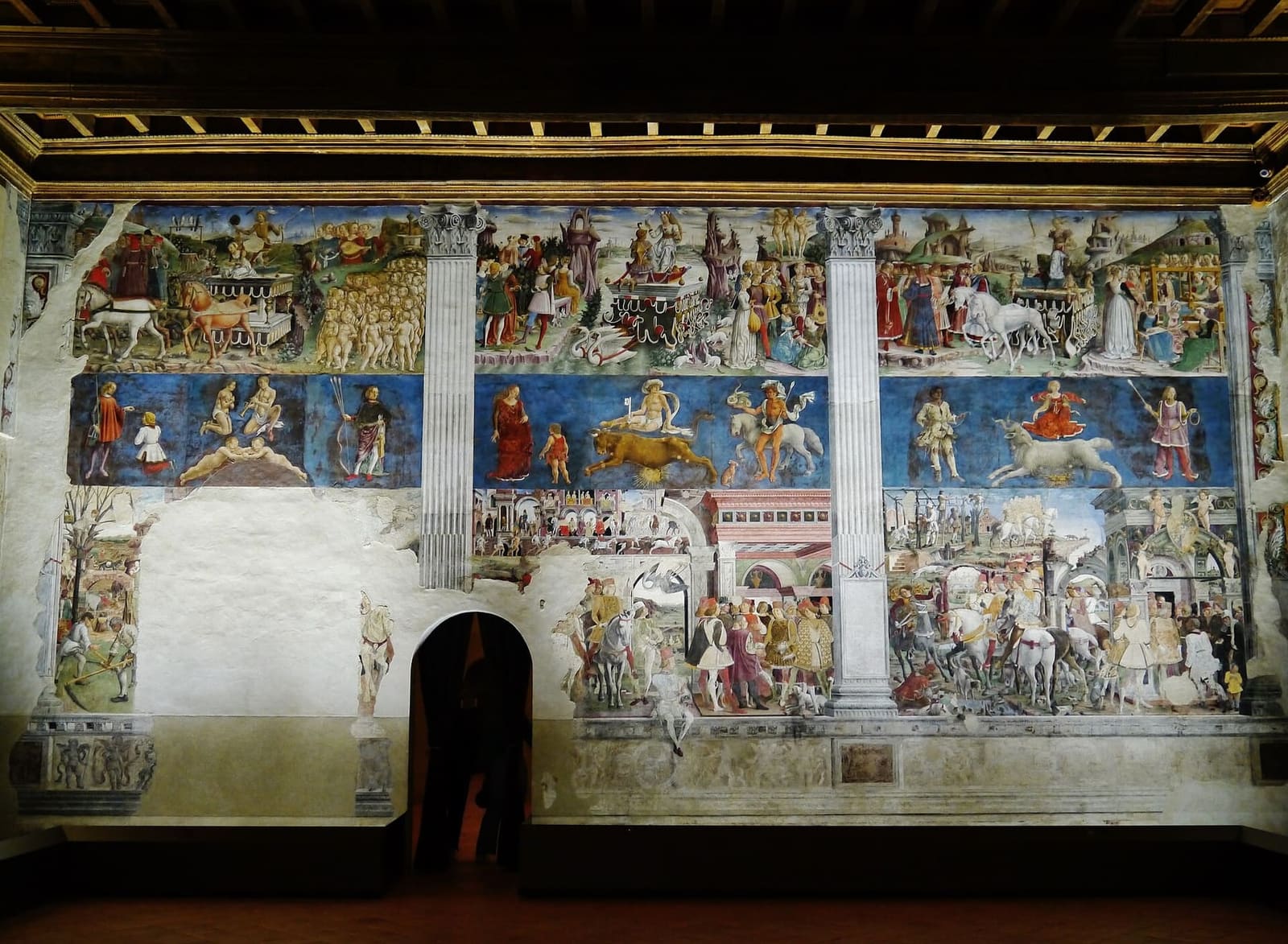 der Salone dei Mesi im Palazzo Schifanoia, mit den Monaten in drei Bändern zwischen den gemalten Säulen