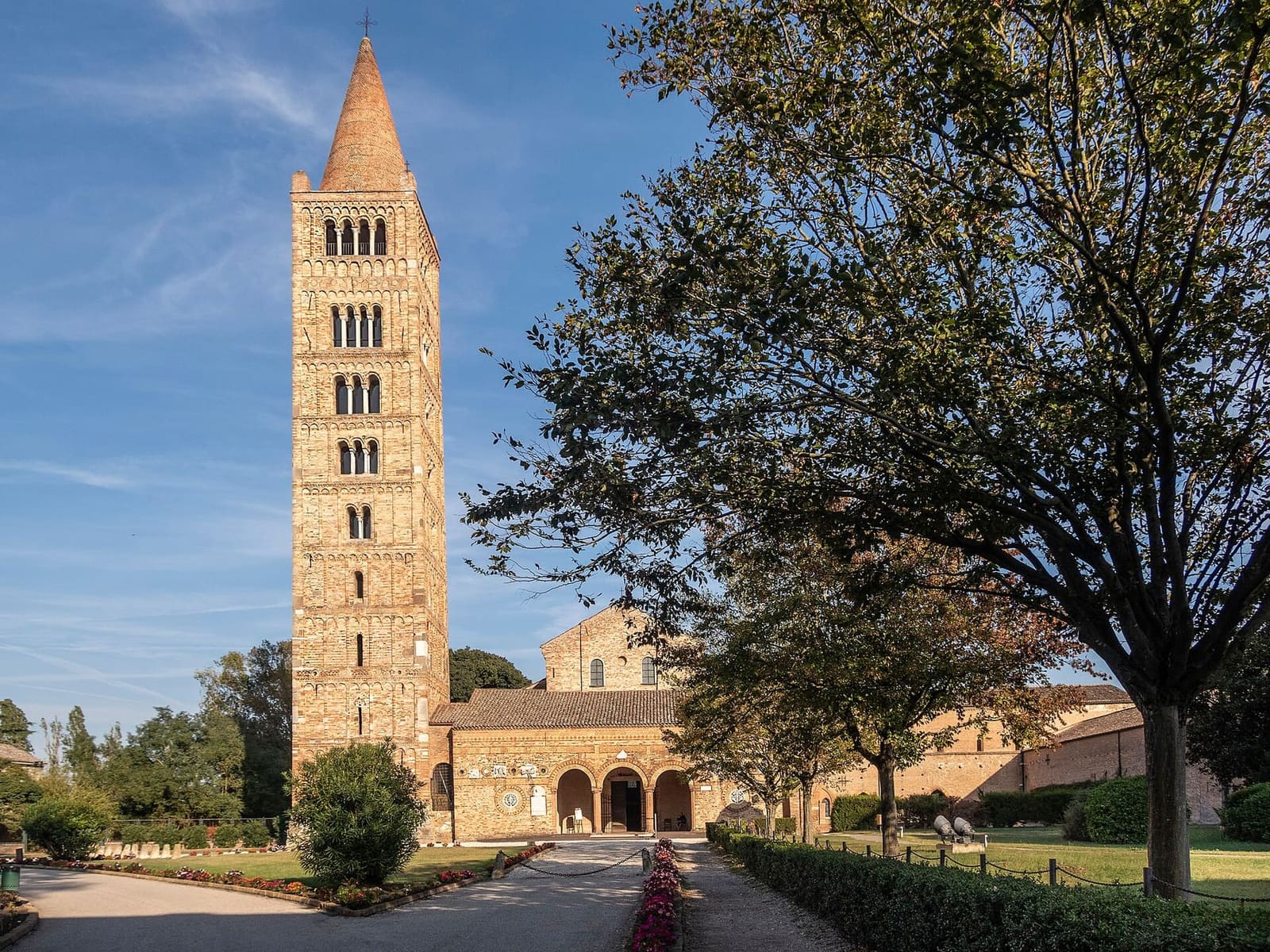 der romanische Glockenturm und die Kirche der Abtei Pomposa mitten in den Wiesen
