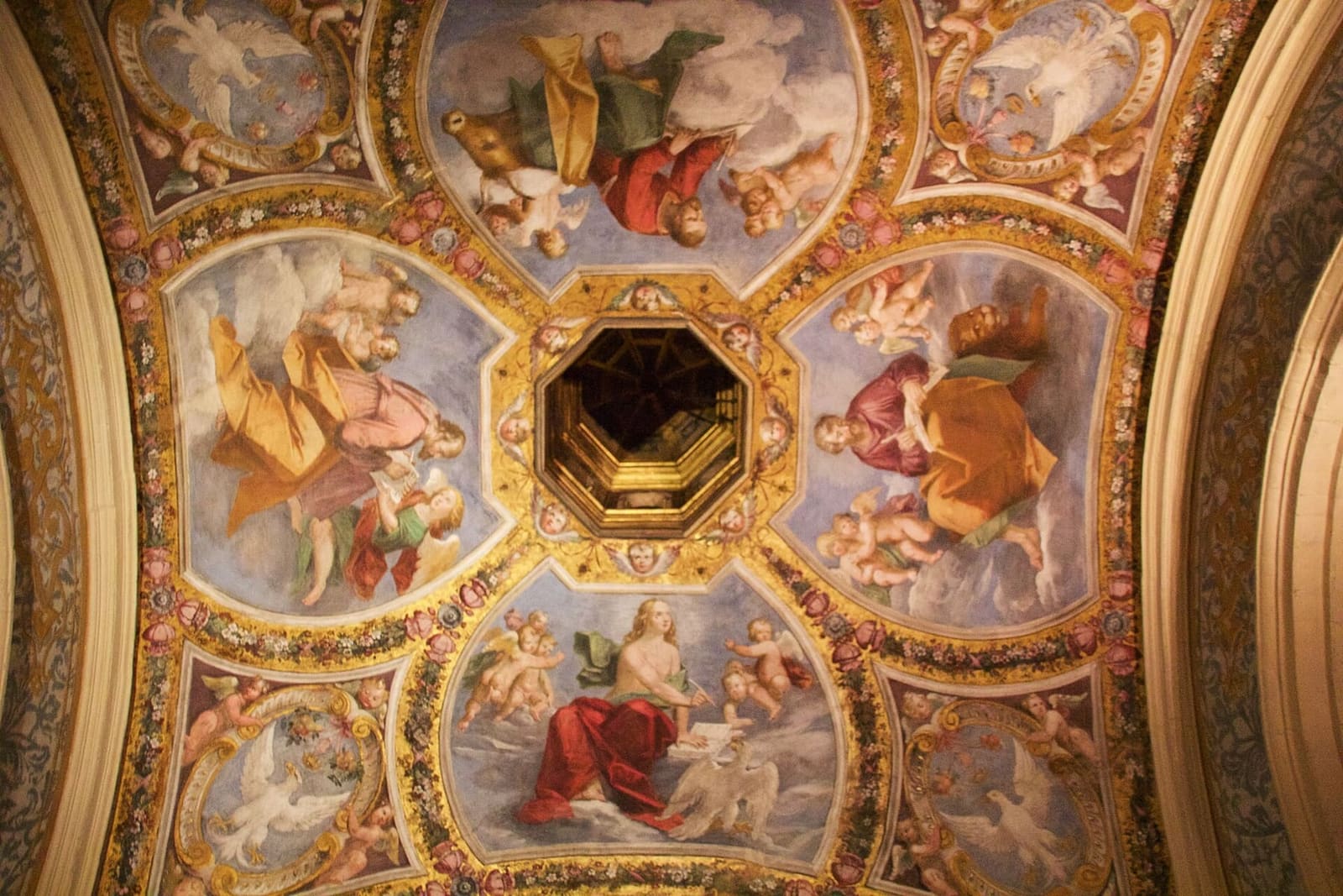 die bemalte Decke der herzoglichen Kapelle im Castello Estense, 2014