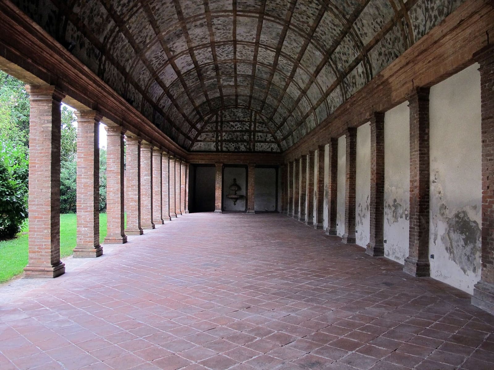 die loggia degli Aranci der Palazzina di Marfisa d'Este, mit dem als Pergola bemalten Gewölbe