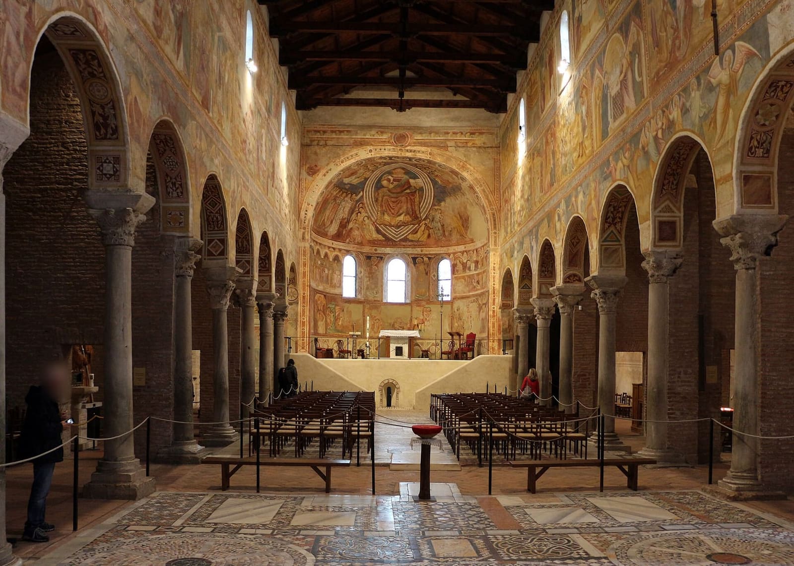 das Kirchenschiff von Pomposa mit den Fresken an den Wänden und dem Mosaikboden