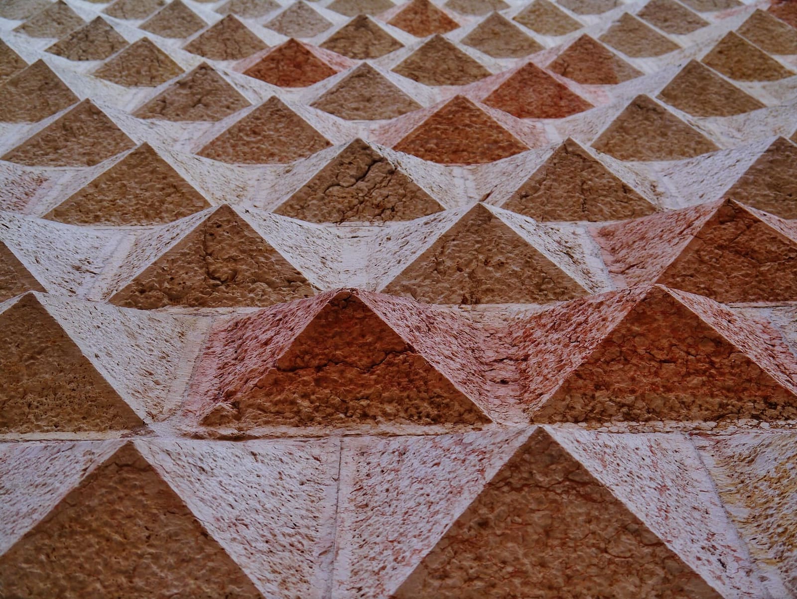 aus der Nähe die diamantförmig zugespitzten Marmorbossen, die dem Palast den Namen geben