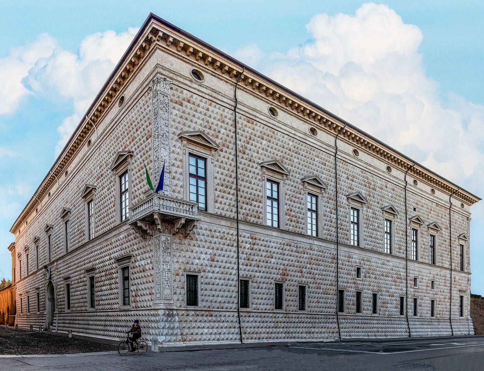 der Palazzo dei Diamanti an der Kreuzung des corso Ercole I d'Este, mit der Ecke und dem Balkon