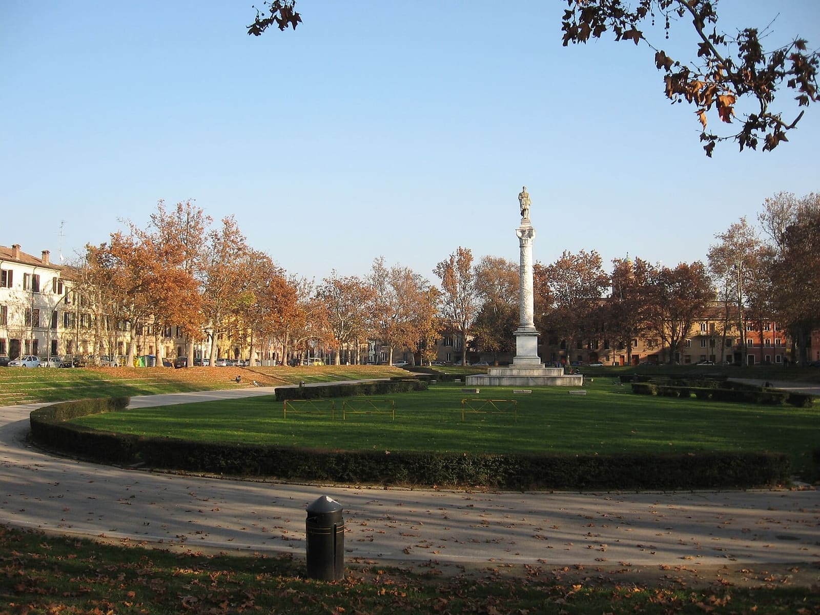 die piazza Ariostea im Dezember, mit der Säule und der Statue des Ludovico Ariosto mitten auf der Wiese