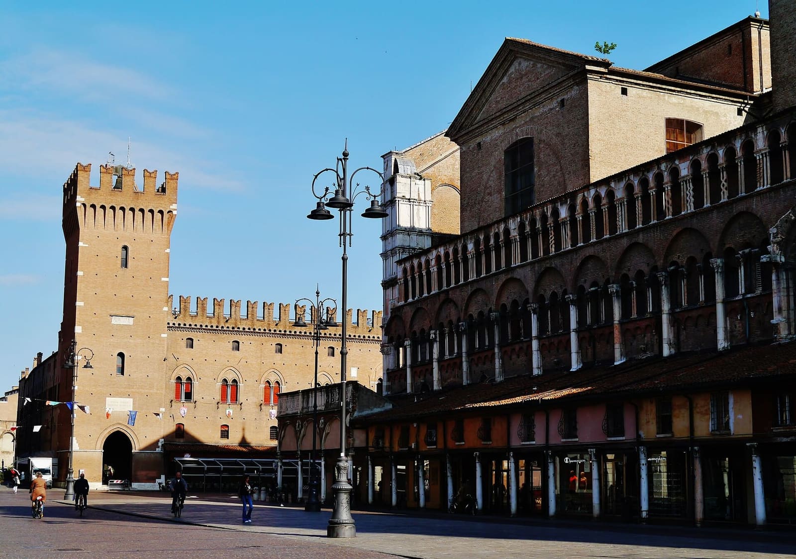 die piazza Trento e Trieste, mit der loggia dei Merciai an der Flanke der Kathedrale und dem Turm des Palazzo Municipale im Hintergrund