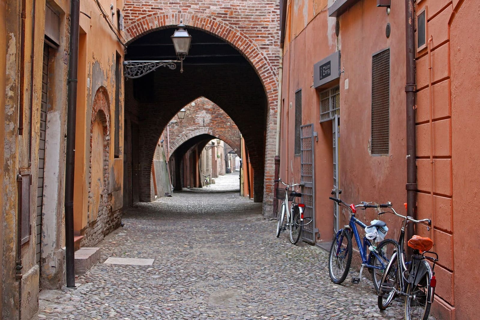 die via delle Volte, die mittelalterliche Straße, überspannt von Bögen und hängenden Übergängen, am alten Lauf des Po