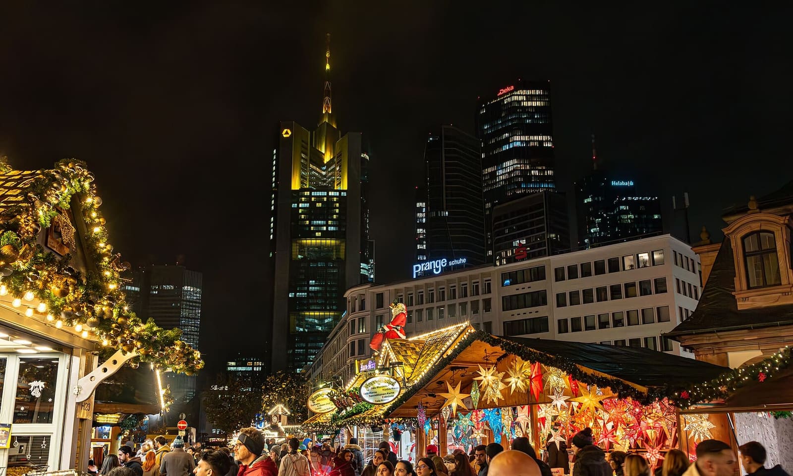 le casette del mercatino alla Hauptwache di sera, con il Commerzbank Tower illuminato dietro