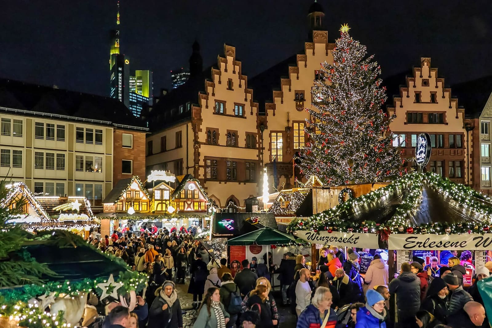 il mercatino di Natale sul Römerberg di sera, con il grande albero illuminato davanti al Römer