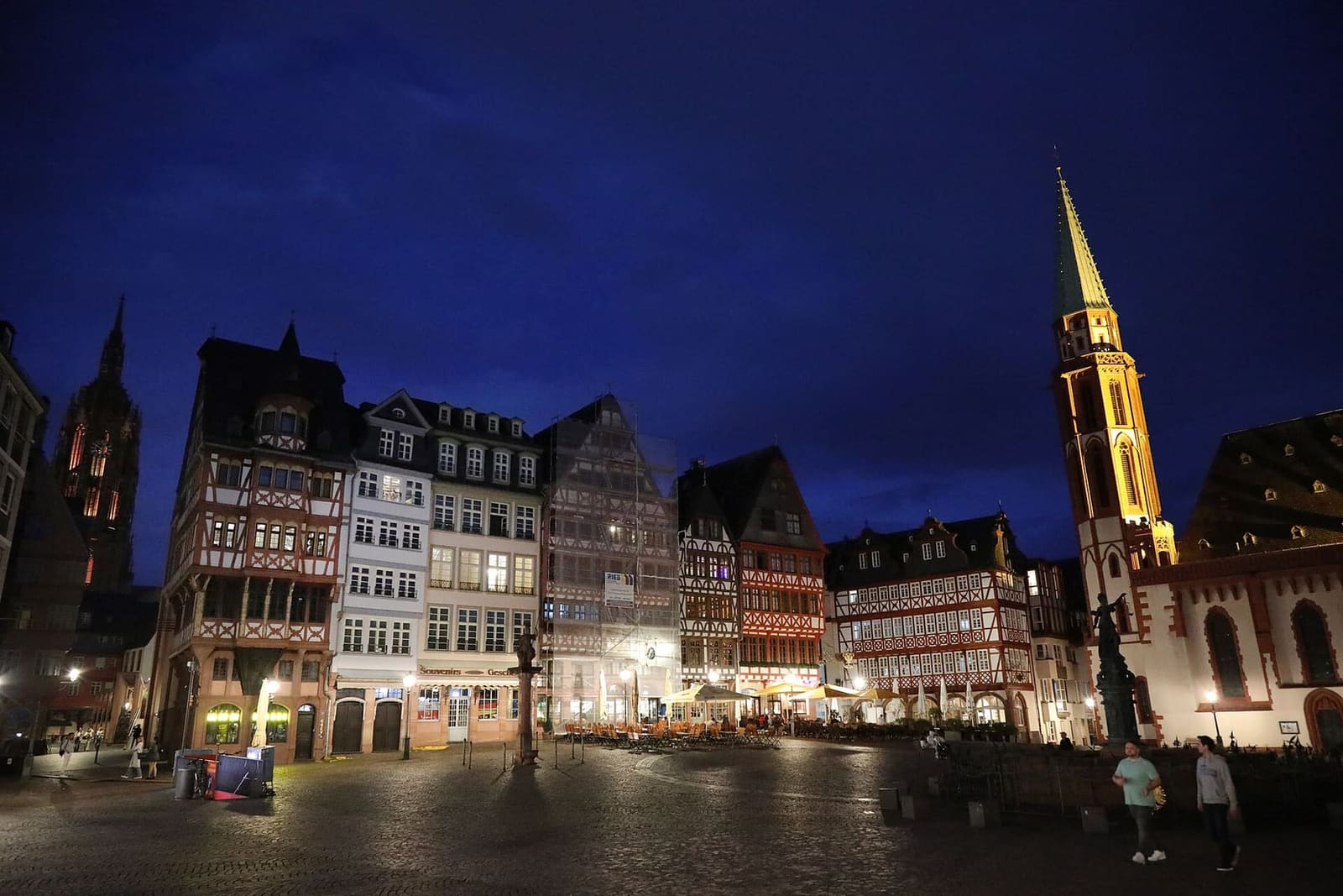 il Römerberg di notte, con le case illuminate della Ostzeile e il campanile dell'Alte Nikolaikirche