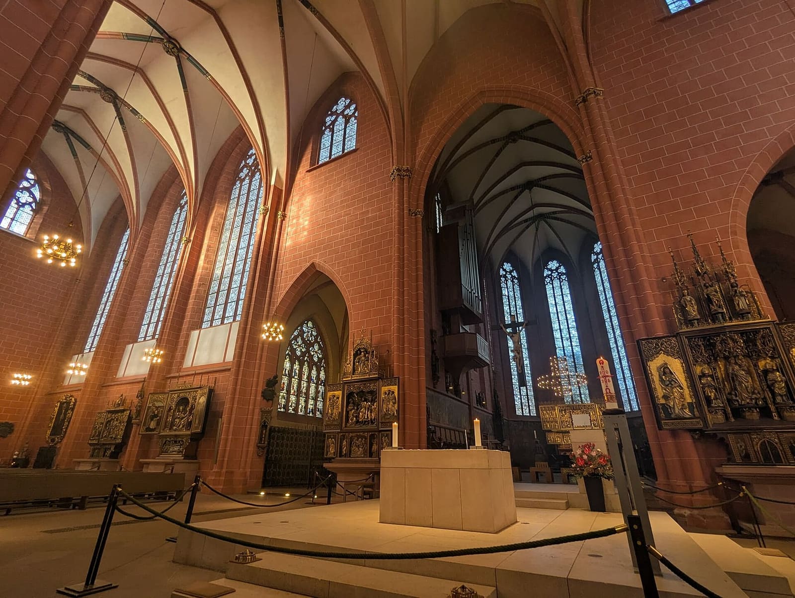 l'interno del Duomo, con l'altare e le volte gotiche in arenaria rossa del coro