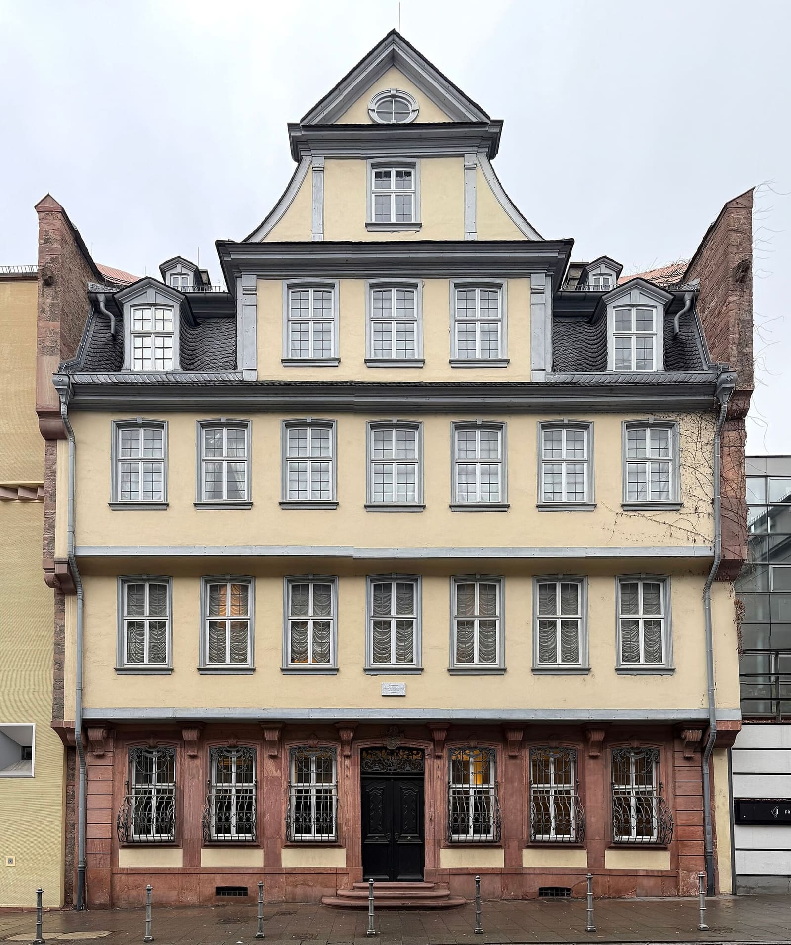 la facciata della casa natale di Goethe nel Großer Hirschgraben, ricostruita dopo la guerra