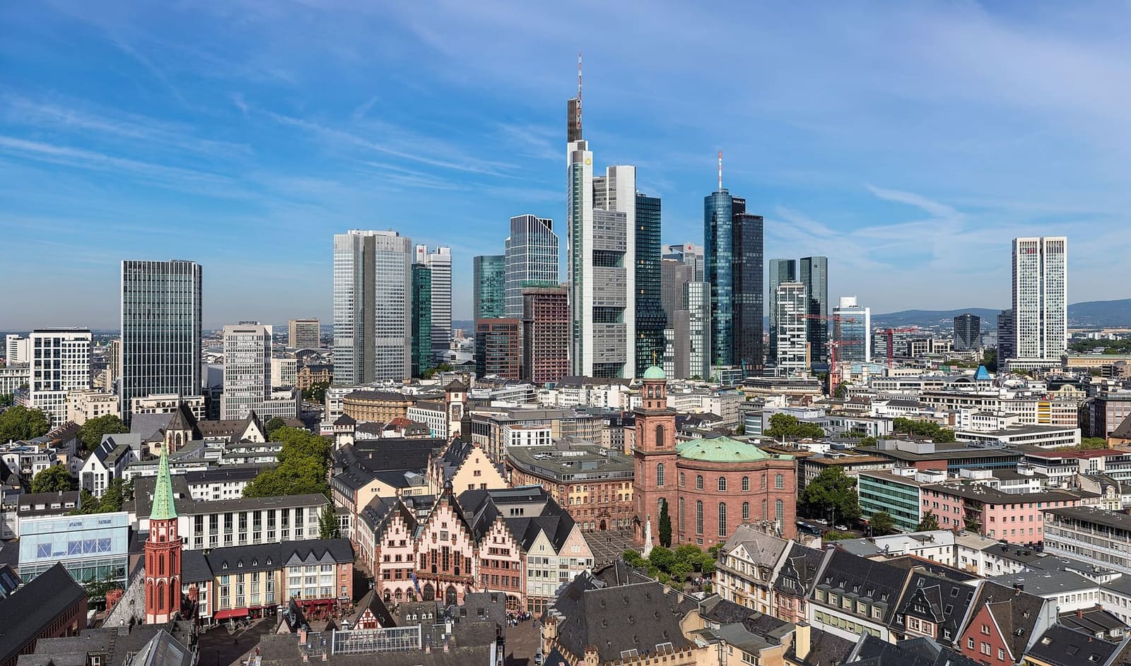 i tetti della città vecchia, la Paulskirche e i grattacieli visti dalla torre del Duomo