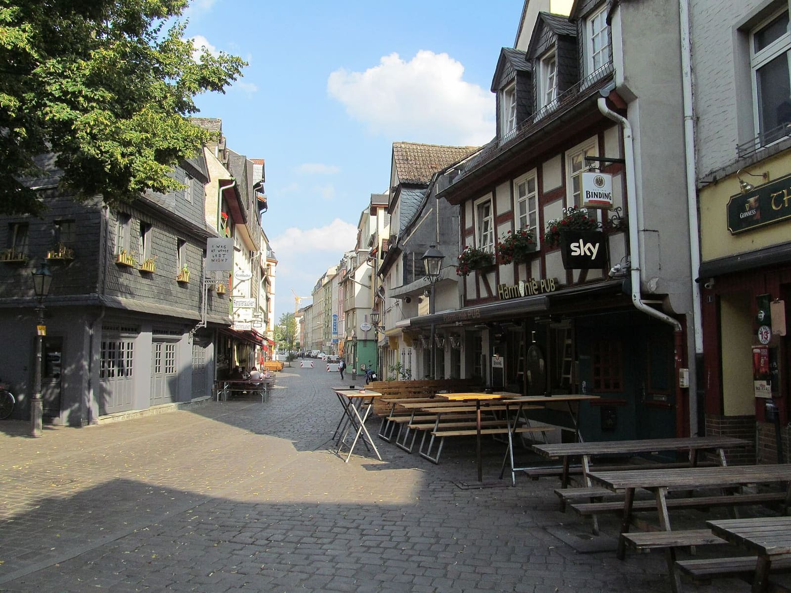la Große Rittergasse ad Alt-Sachsenhausen, con le case a graticcio e i tavoli delle osterie del sidro