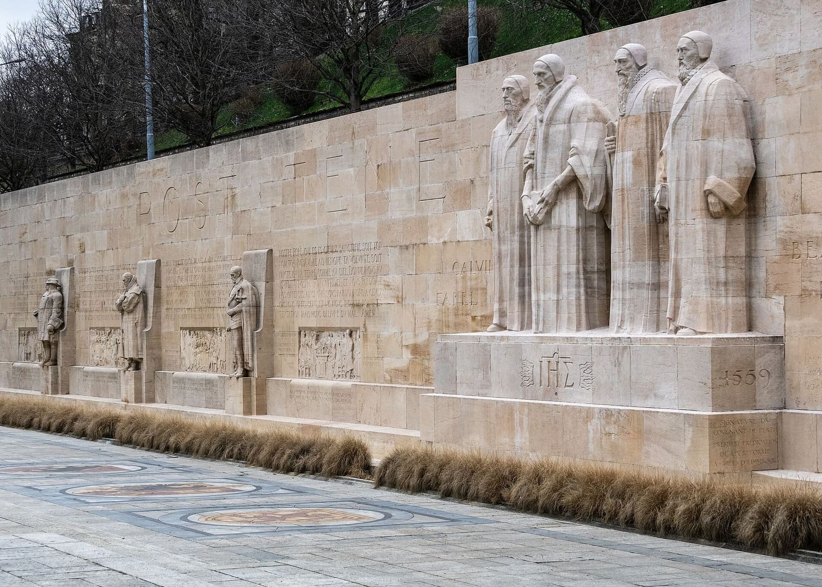 il Muro dei Riformatori nel parco dei Bastions, con Farel, Calvino, Beza e Knox