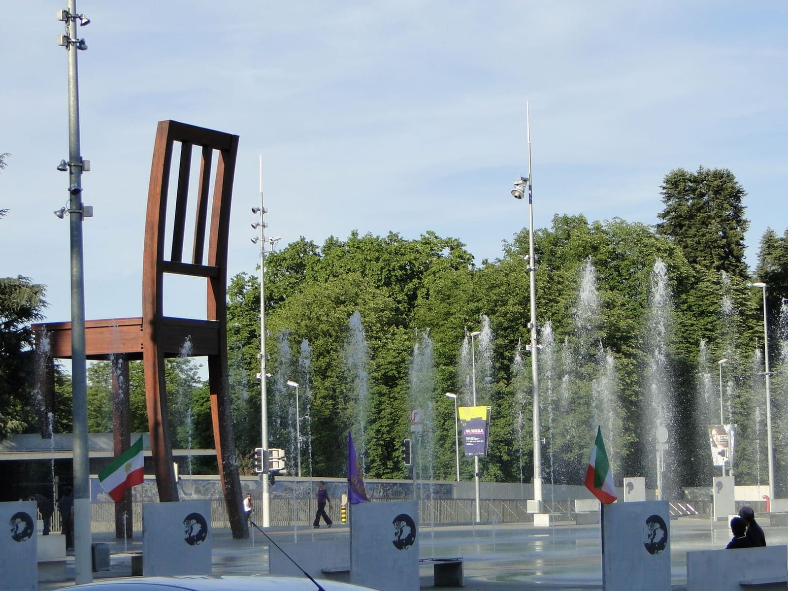 la Broken Chair e le fontane della place des Nations