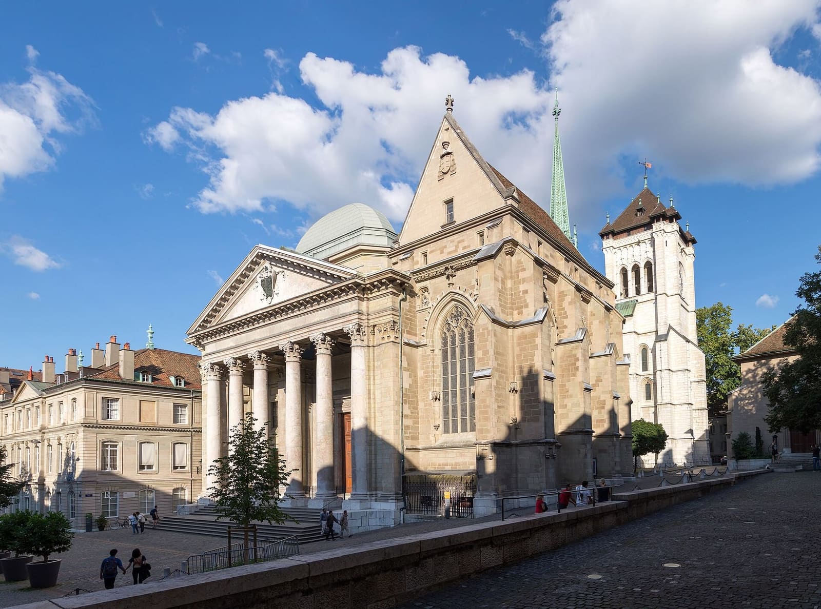 la cattedrale di Saint-Pierre, con la facciata a colonne e la torre nord