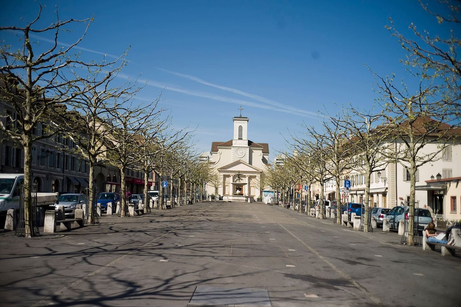 la place du Marché di Carouge, con la chiesa di Sainte-Croix in fondo