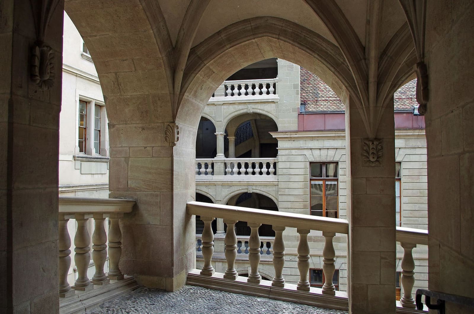il cortile dell'Hôtel de Ville visto dalla torre della rampa