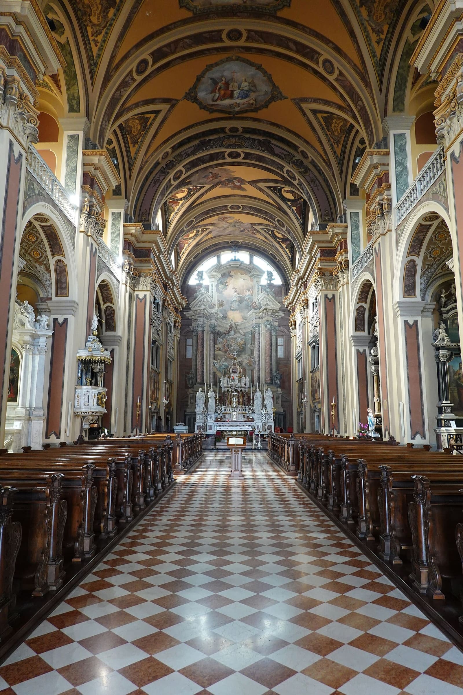 das Kirchenschiff von Sant'Ignazio zum Hochaltar hin