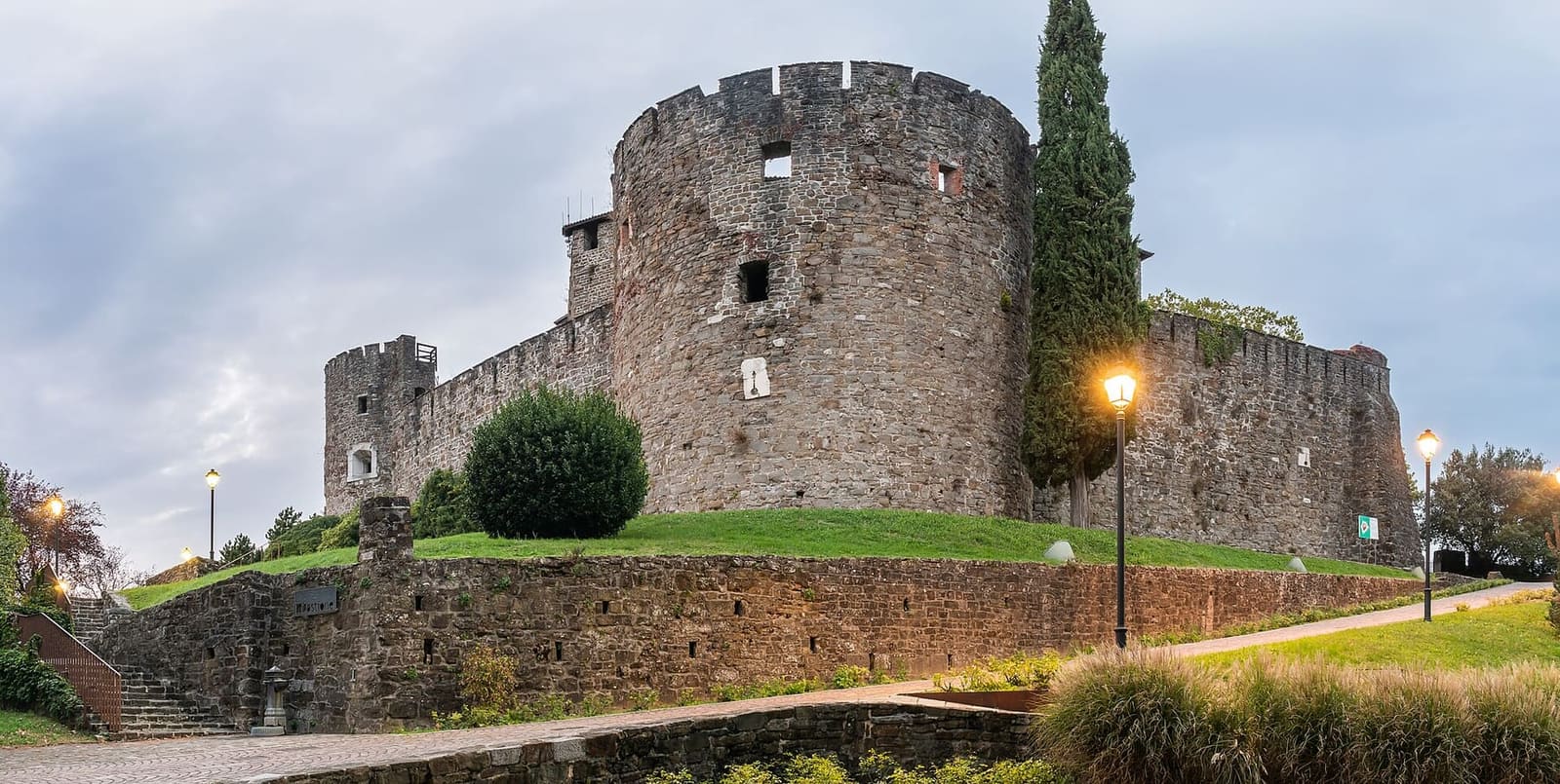 die Burg von Gorizia auf ihrem Hügel, mit den Mauern, der Zypresse und dem Turm