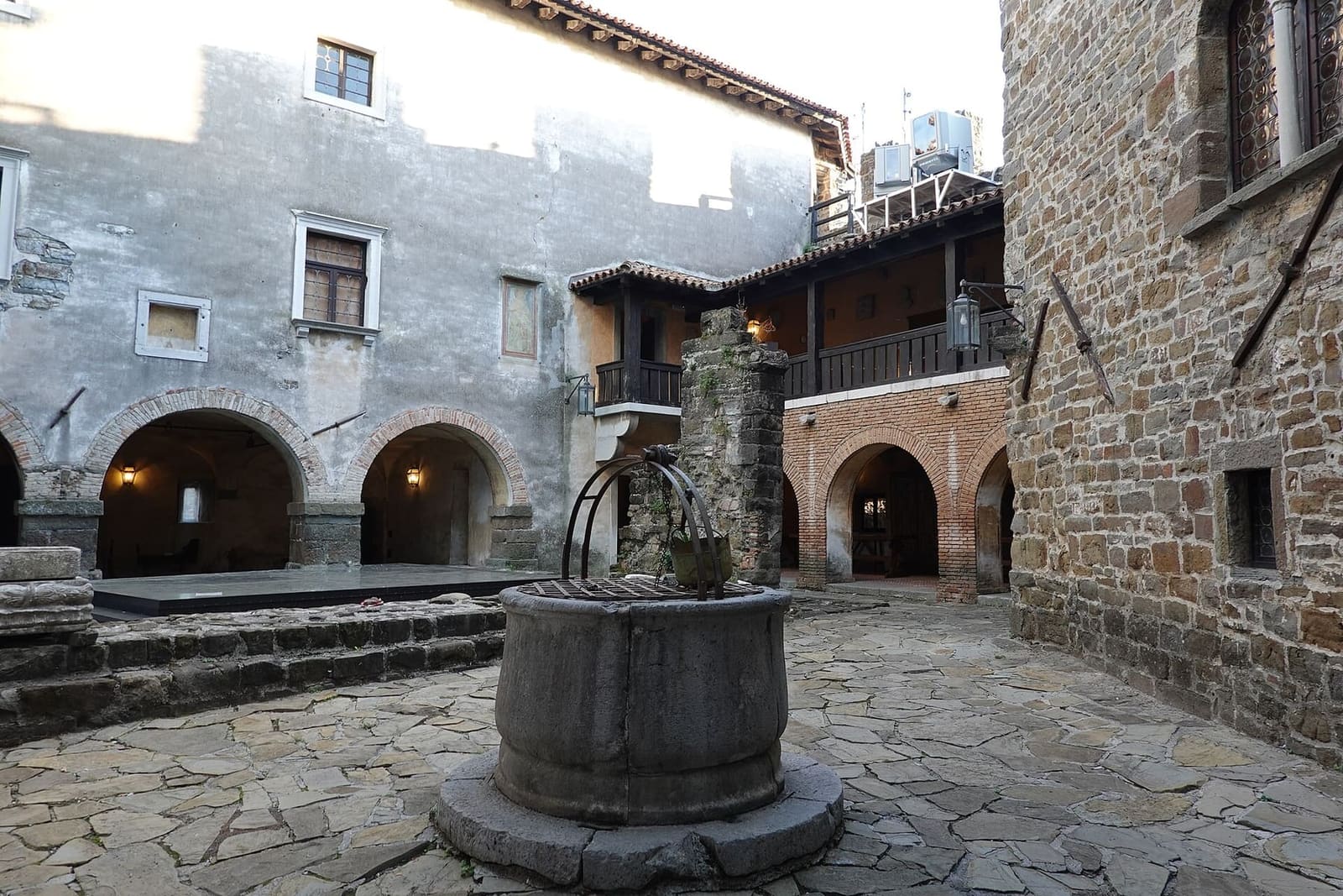 der Innenhof der Burg mit dem Brunnen und den Laubengängen