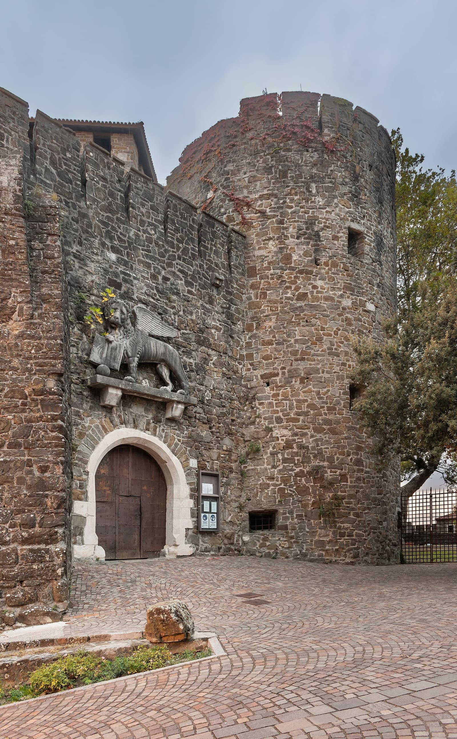 der Eingang der Burg von Gorizia, mit dem Markuslöwen über dem Portal