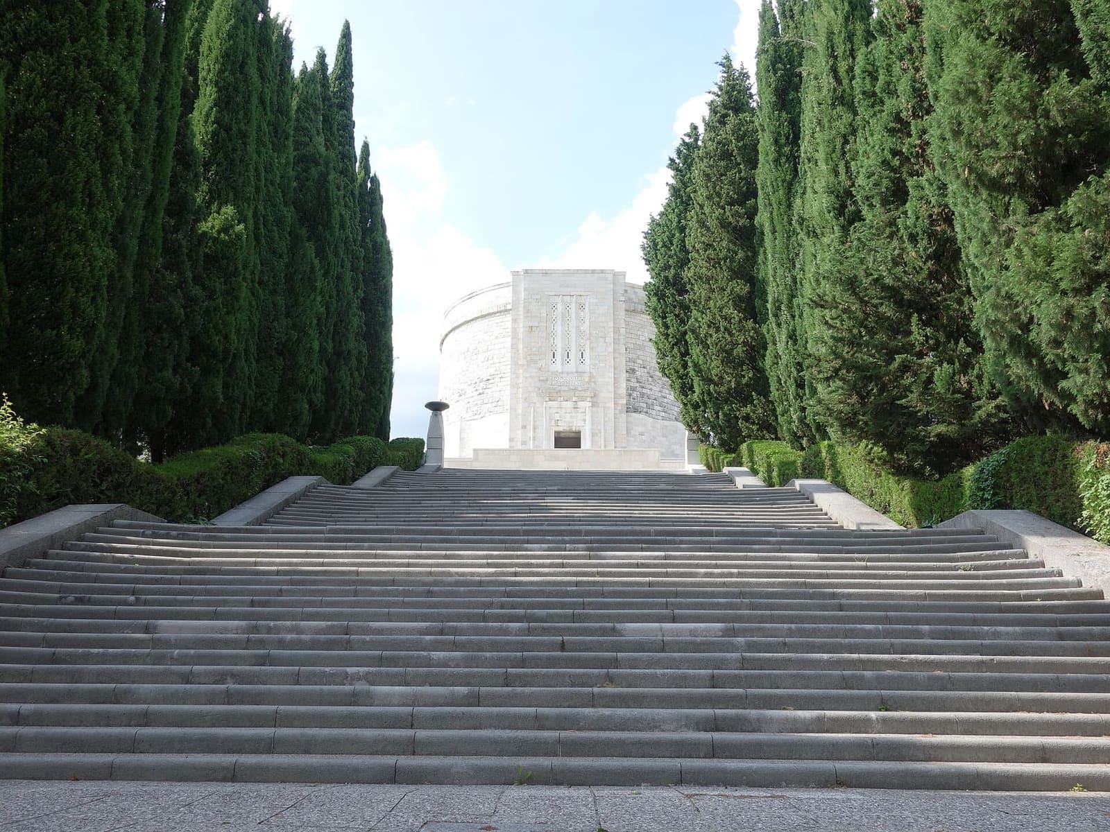 die Treppe zwischen den Zypressen, die zum Ossario von Oslavia hinaufführt