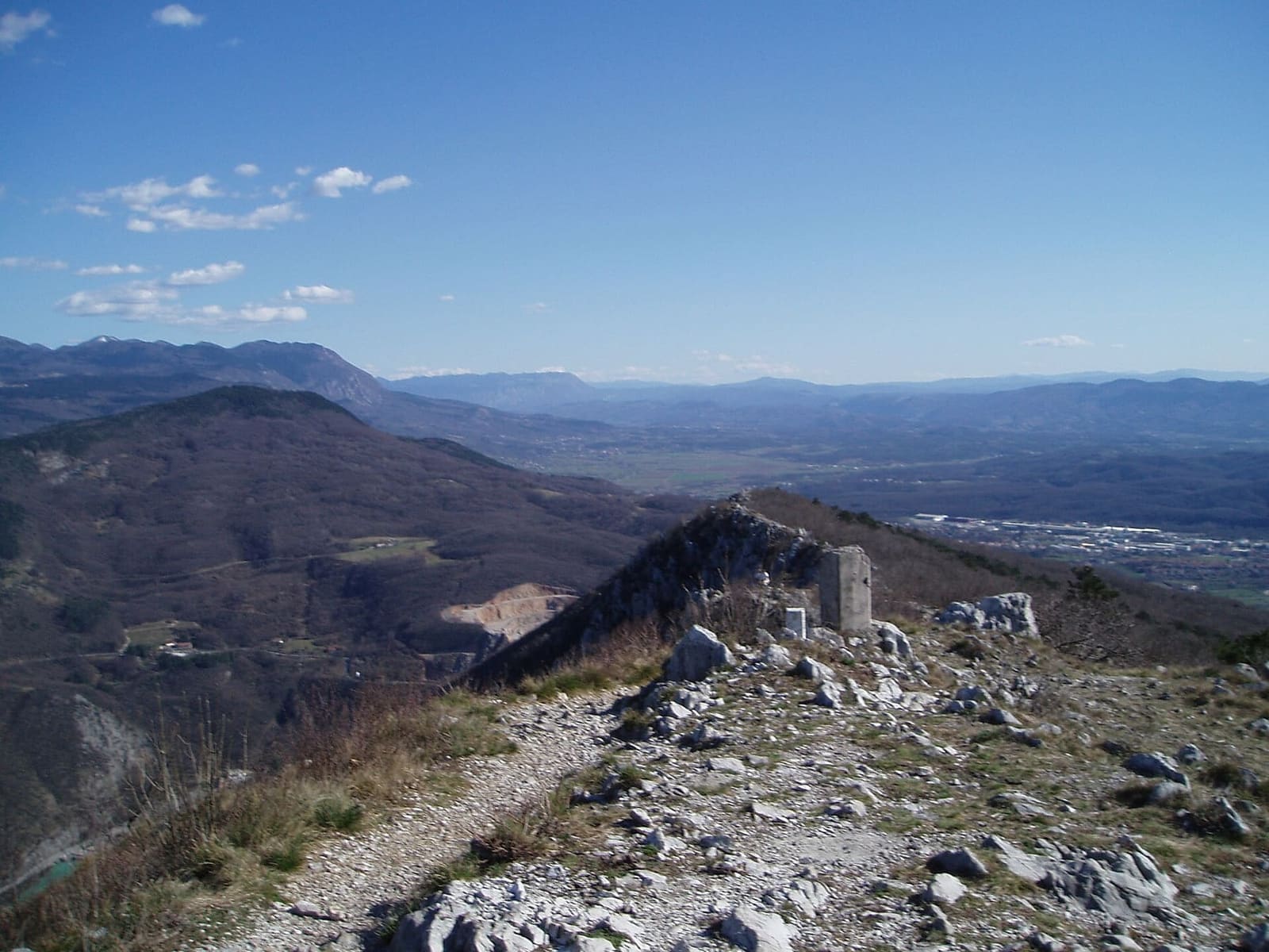 der Grat des Sabotino mit dem Tal des Isonzo und der Ebene darunter