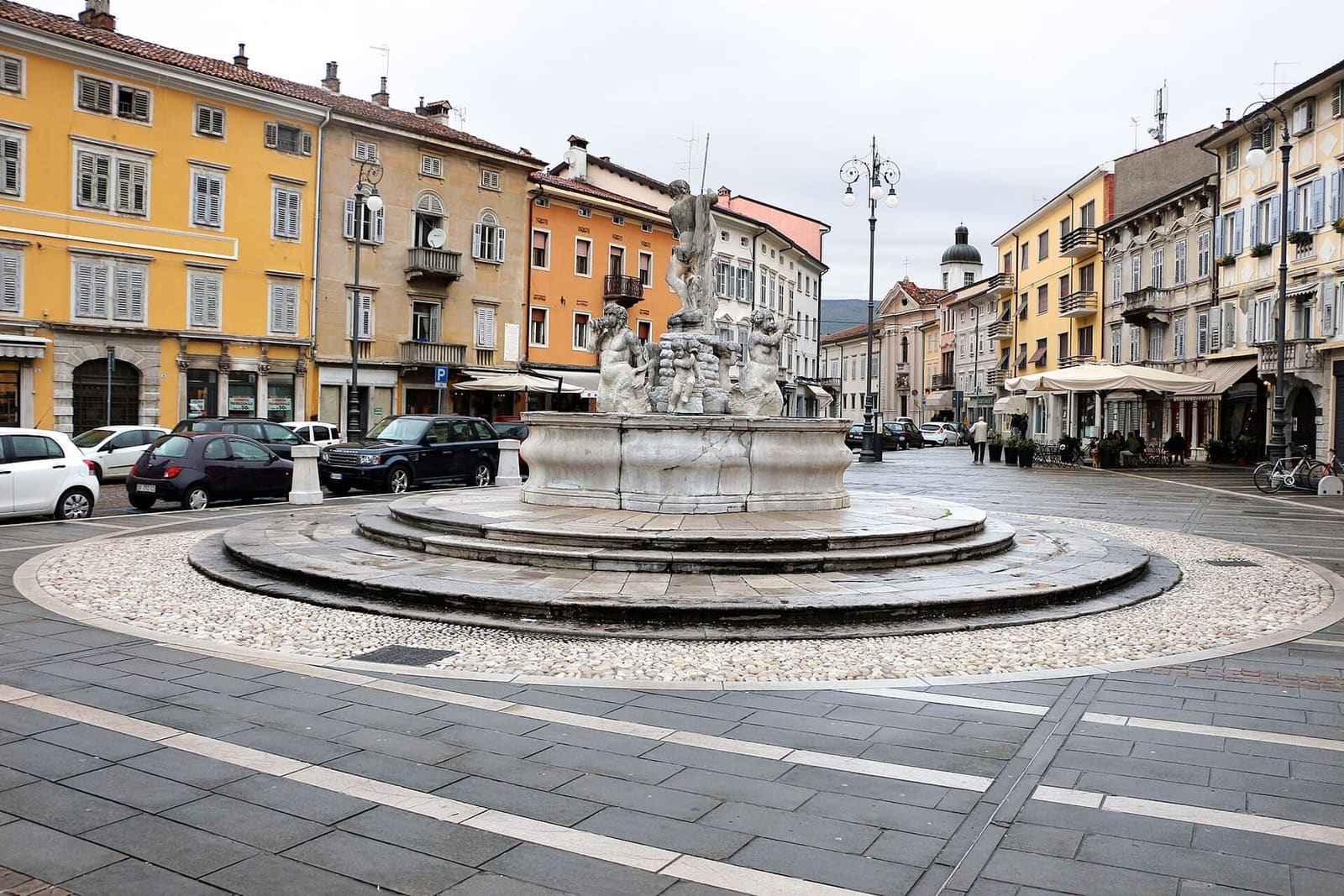 der Neptunbrunnen in der Mitte der piazza della Vittoria