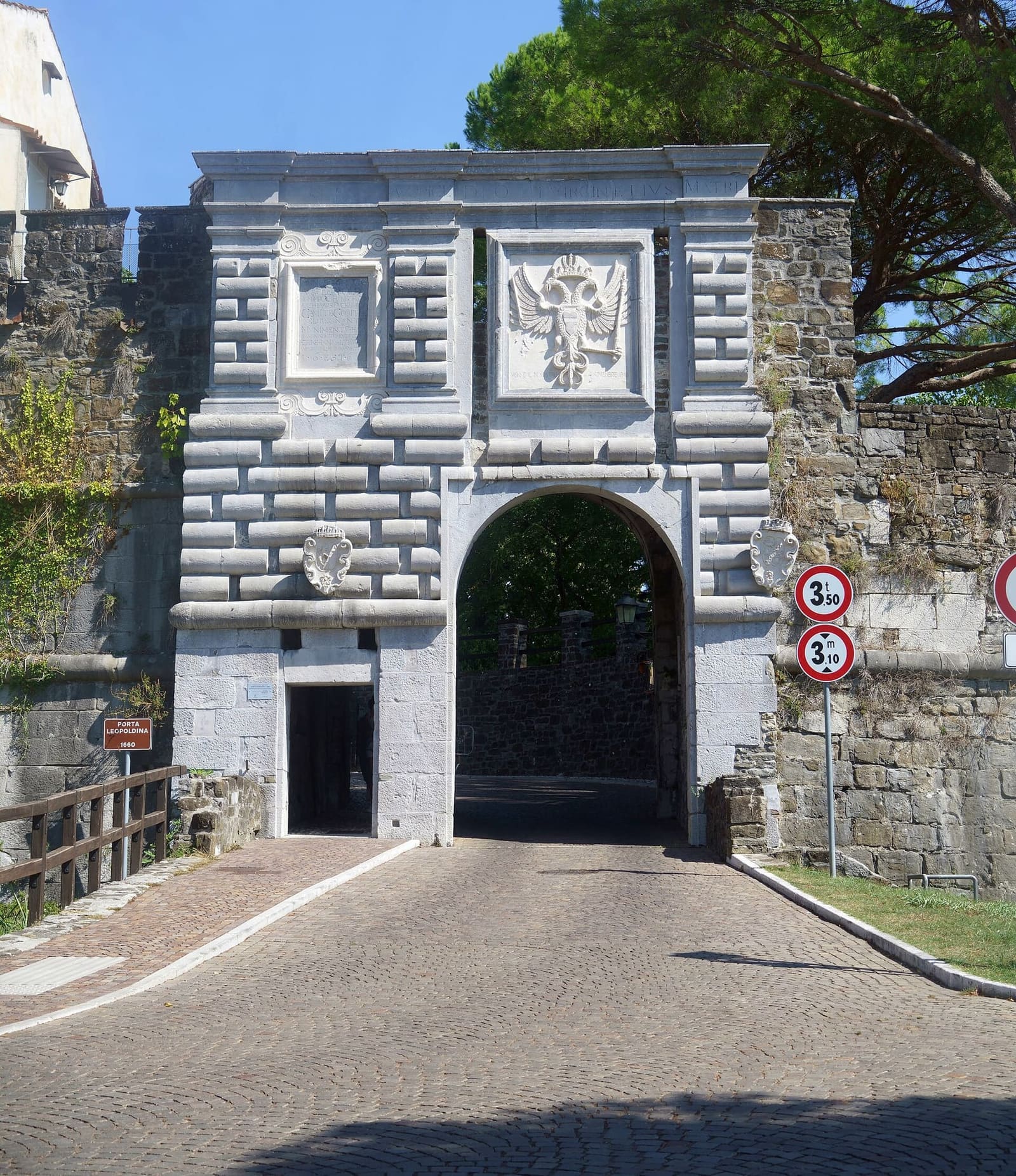 die Porta Leopoldina, der Eingang zum Borgo Castello mit dem Adler der Habsburger
